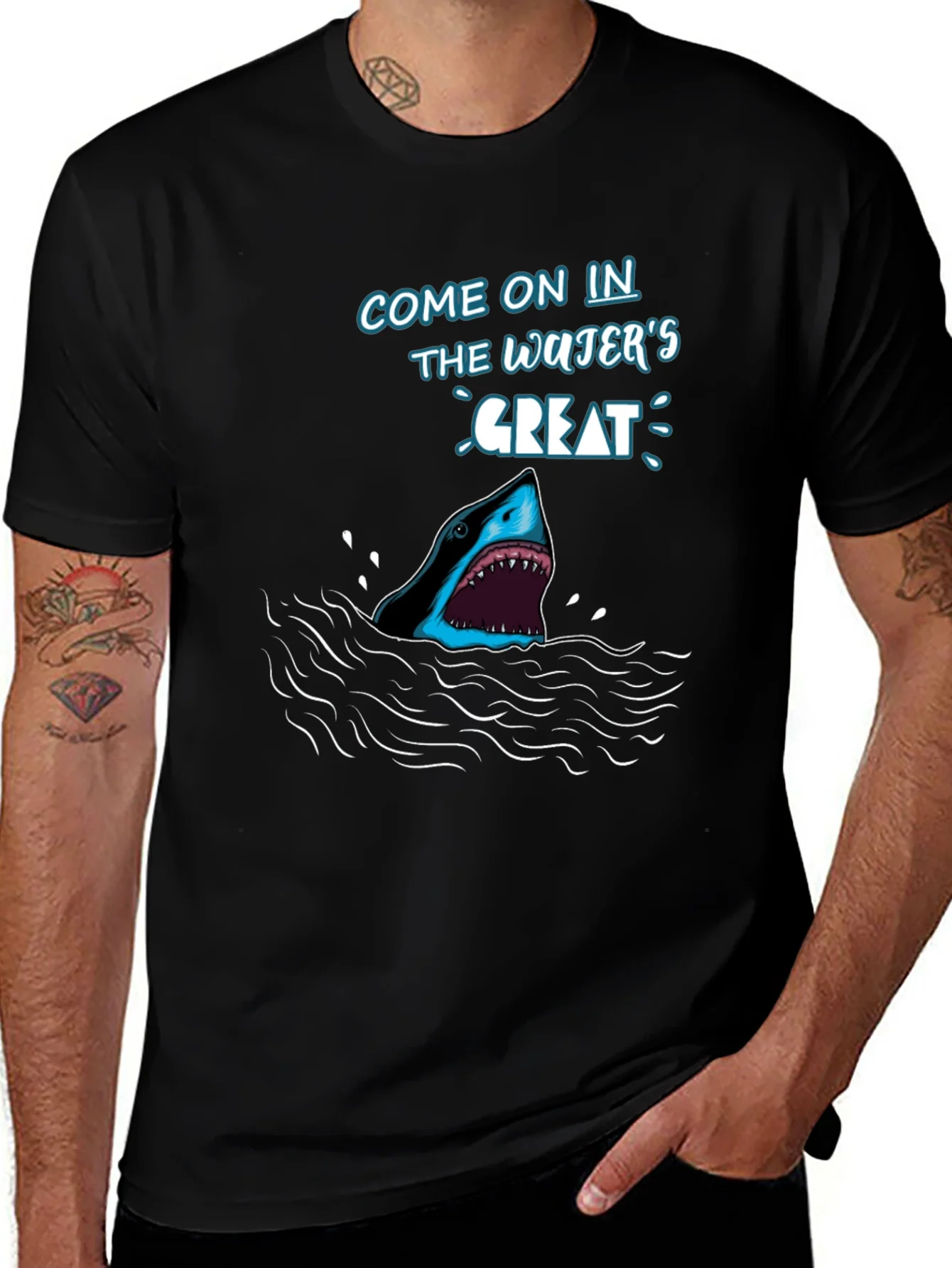 Camiseta Negra Tibur¨®n El Agua Est¨¢ Genial