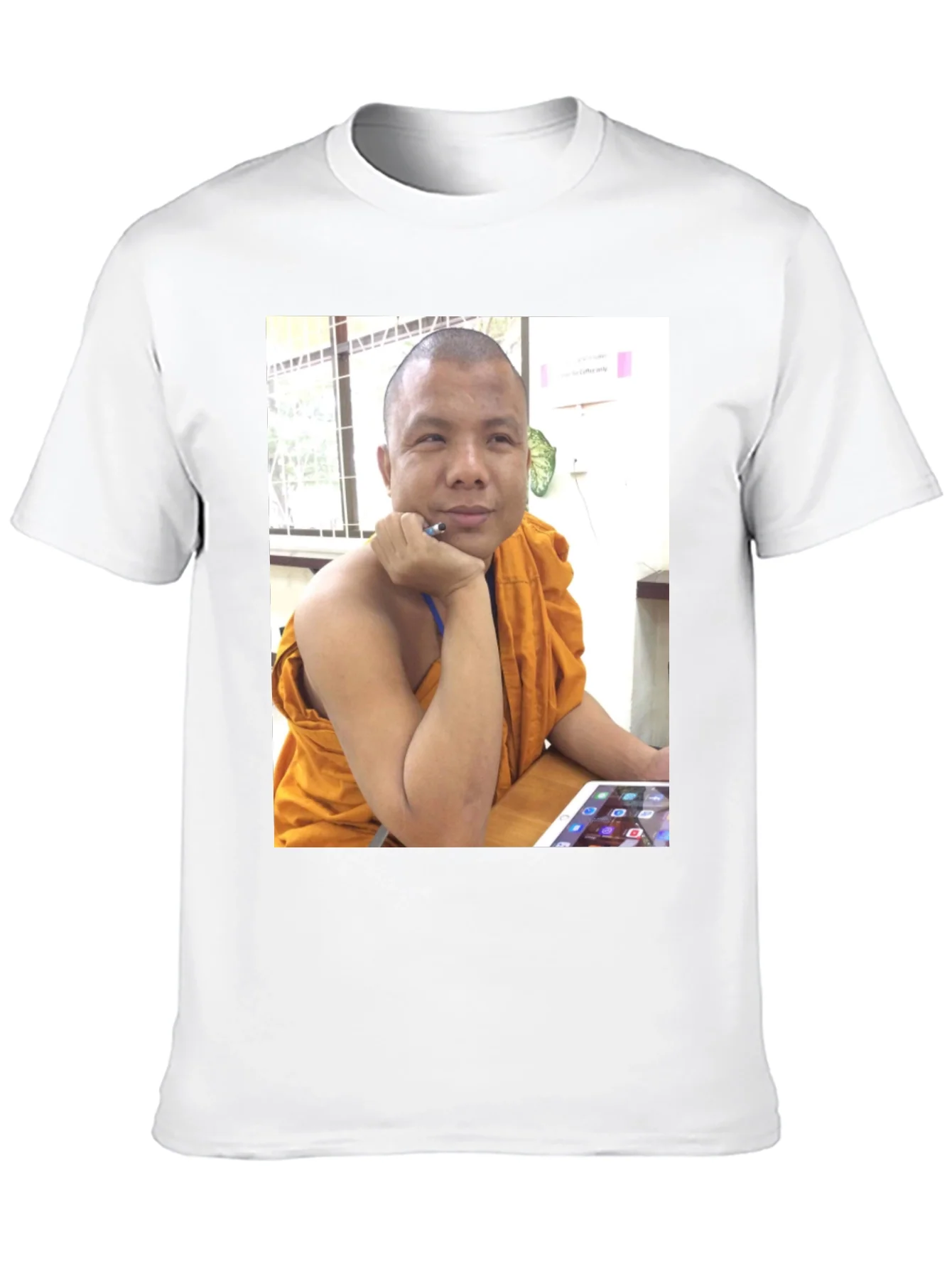 Camiseta Negra con Foto de Monje Digital