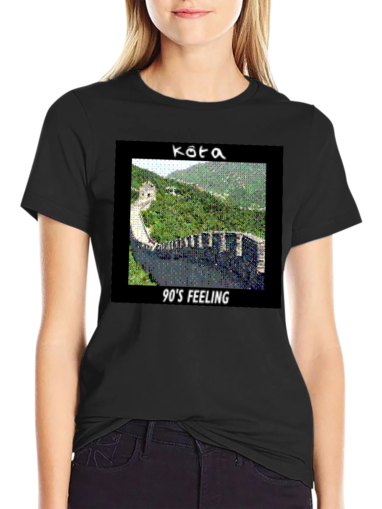 Camiseta Negra con Dise?o Retro 90s Feeling