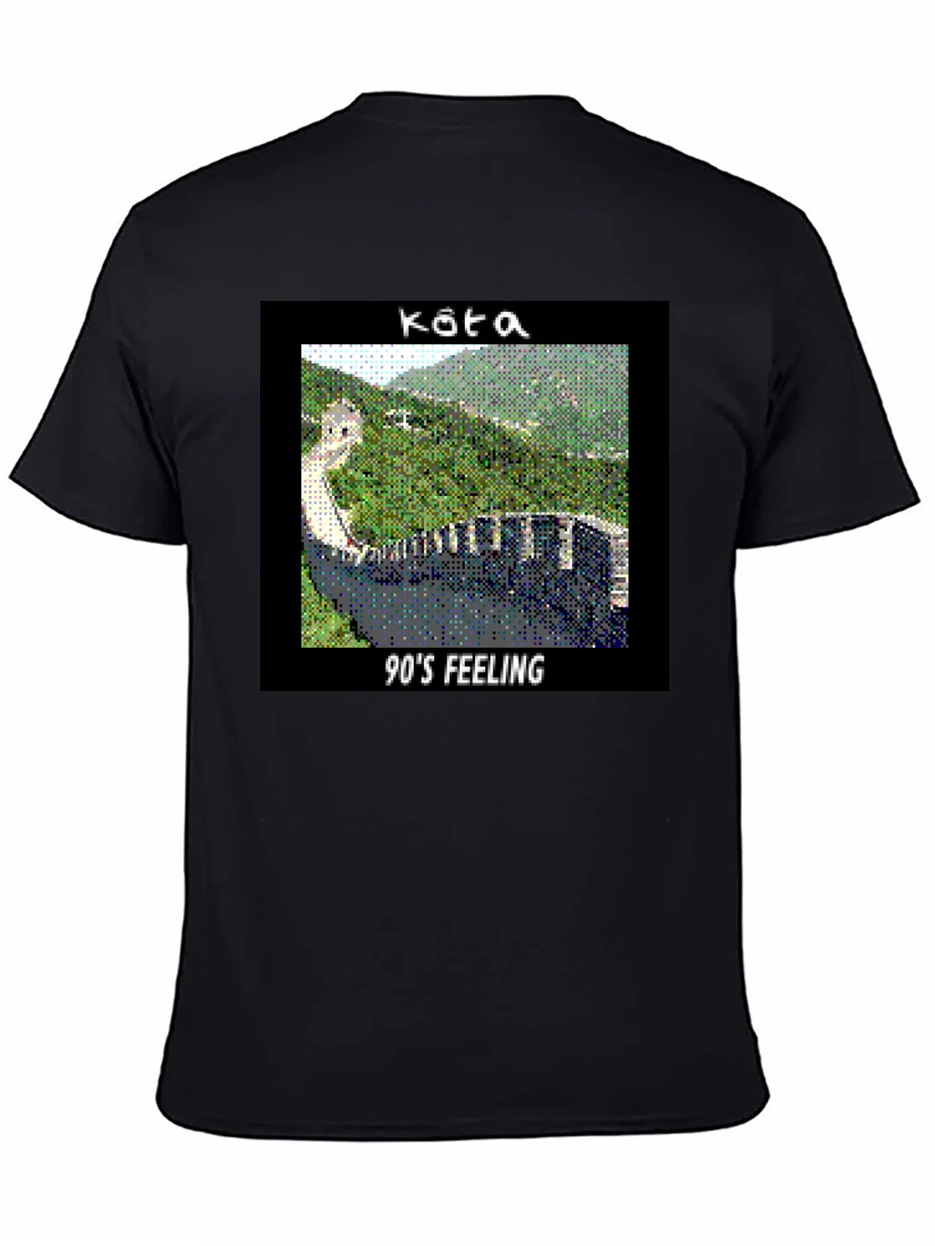 Camiseta Negra con Dise?o Retro 90s Feeling