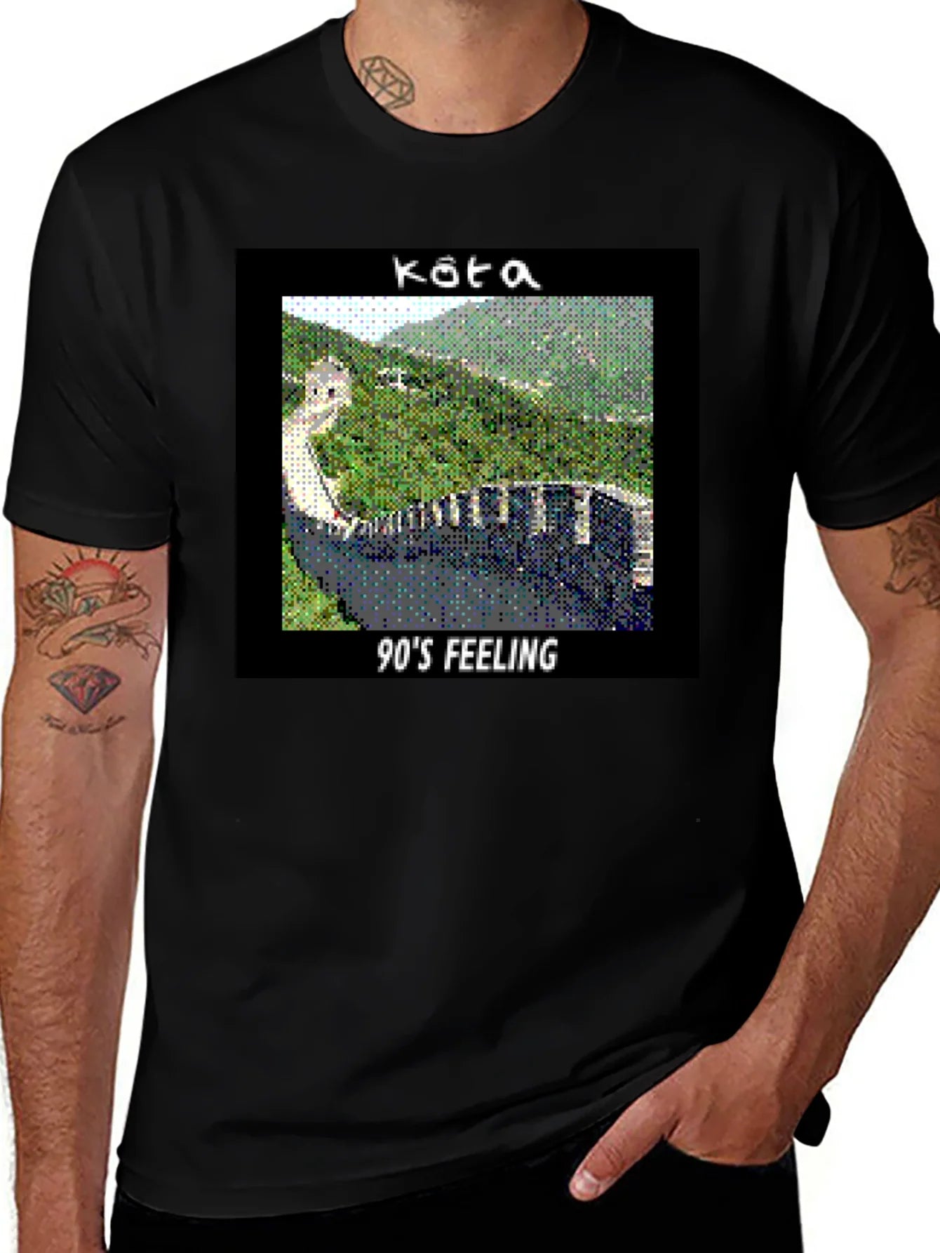 Camiseta Negra con Dise?o Retro 90s Feeling