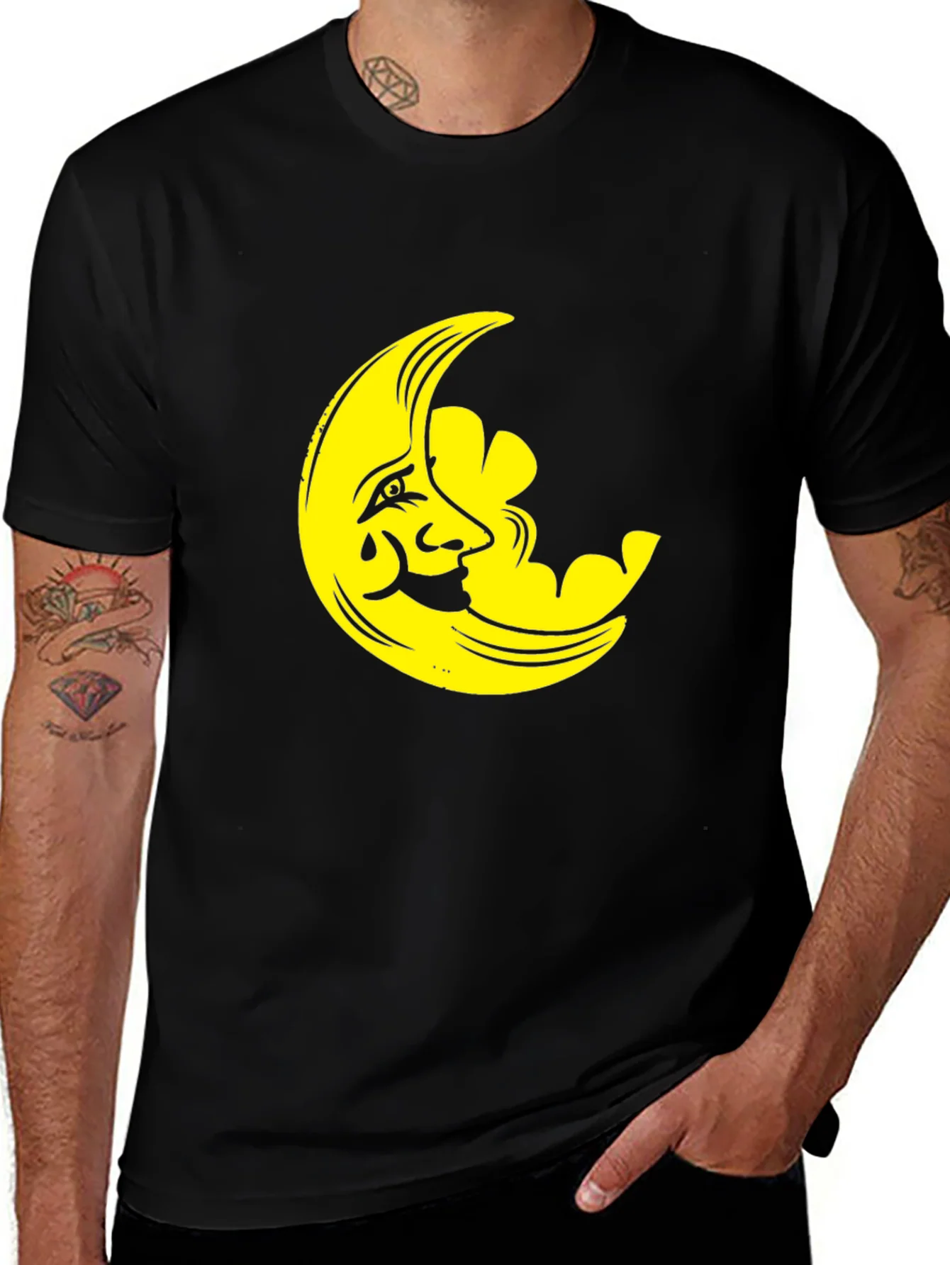 Camiseta Negra con Dise?o de Luna Amarilla