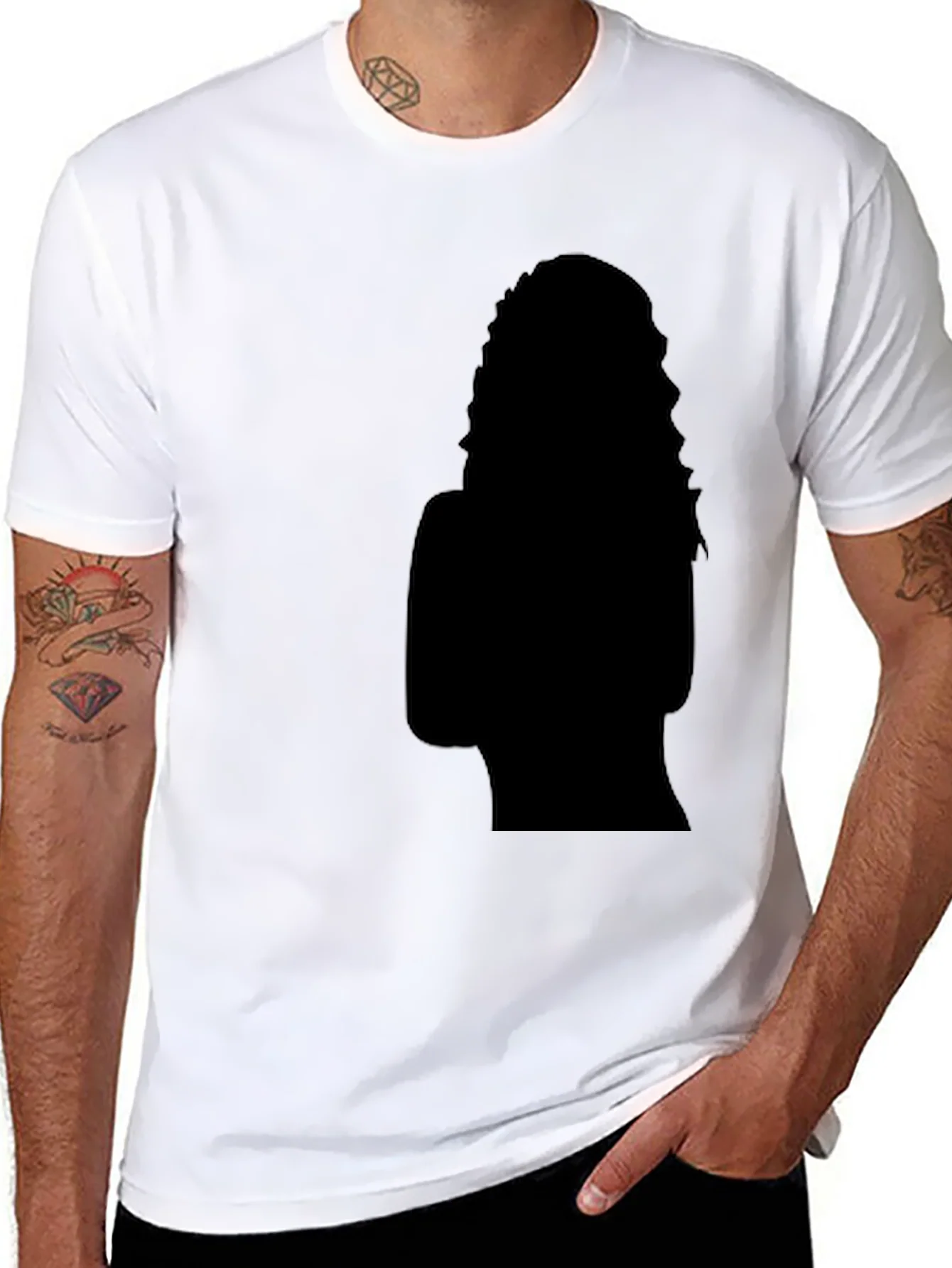 Camiseta Negra con Silueta Misteriosa