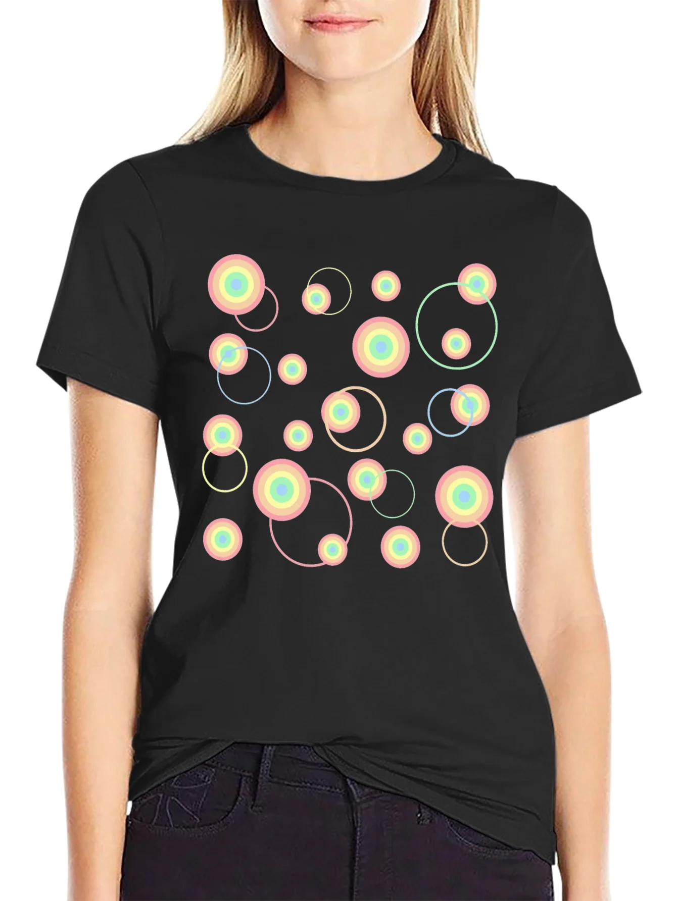 Camiseta Negra con Dise?o Abstracto de C¨ªrculos Pastel