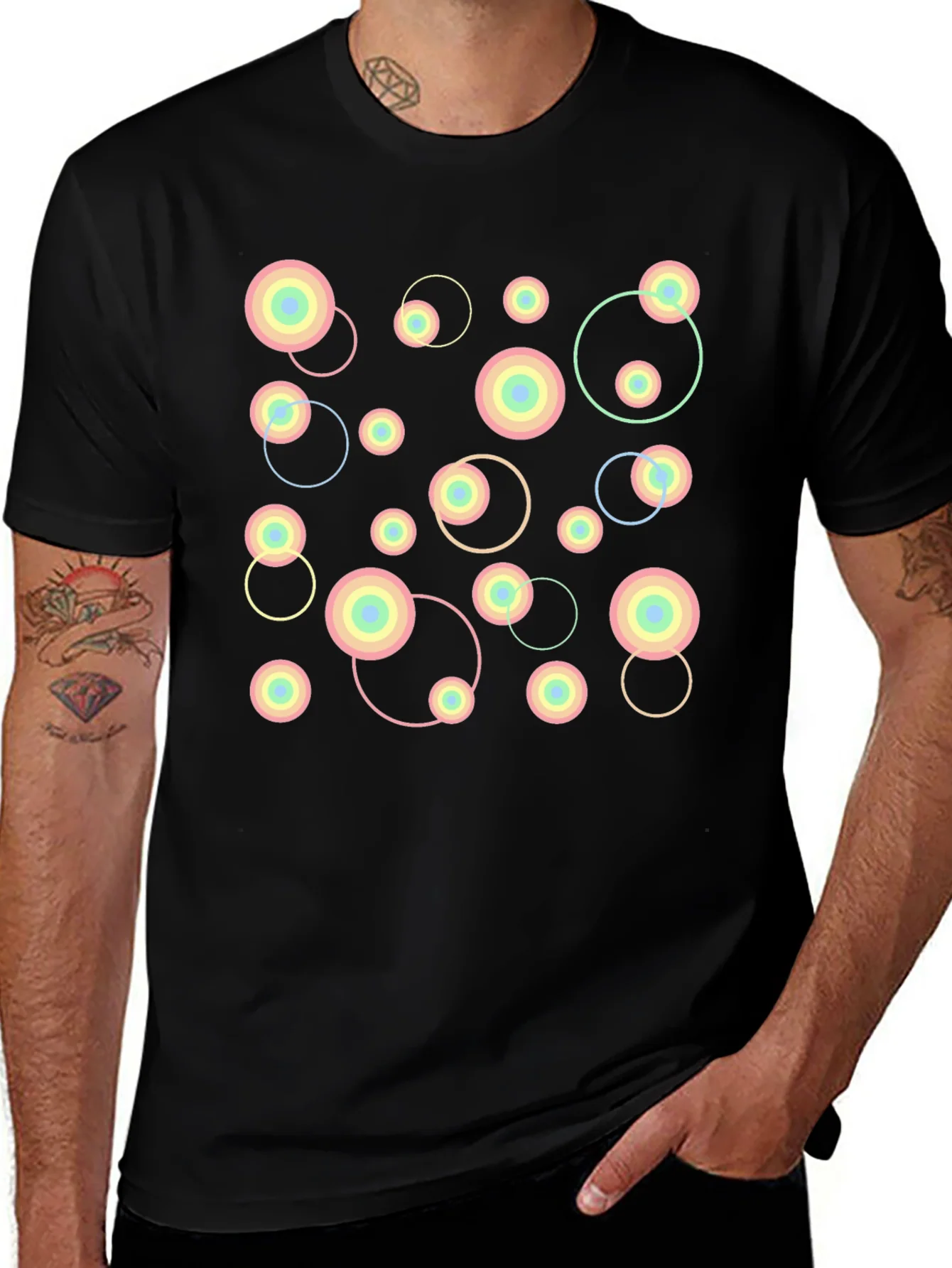 Camiseta Negra con Dise?o Abstracto de C¨ªrculos Pastel