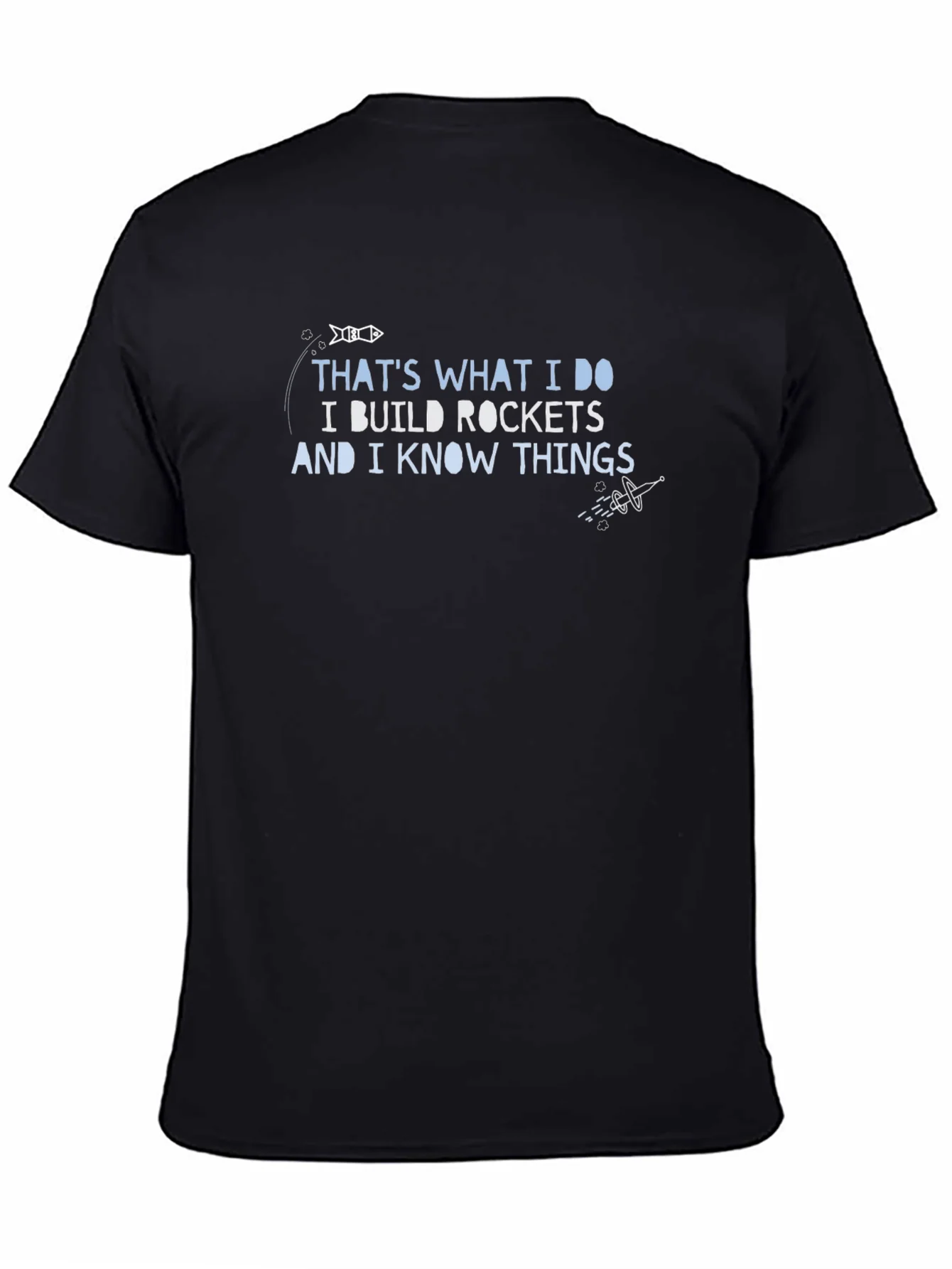 Camiseta Negra con Dise?o Cohetes y Conocimiento