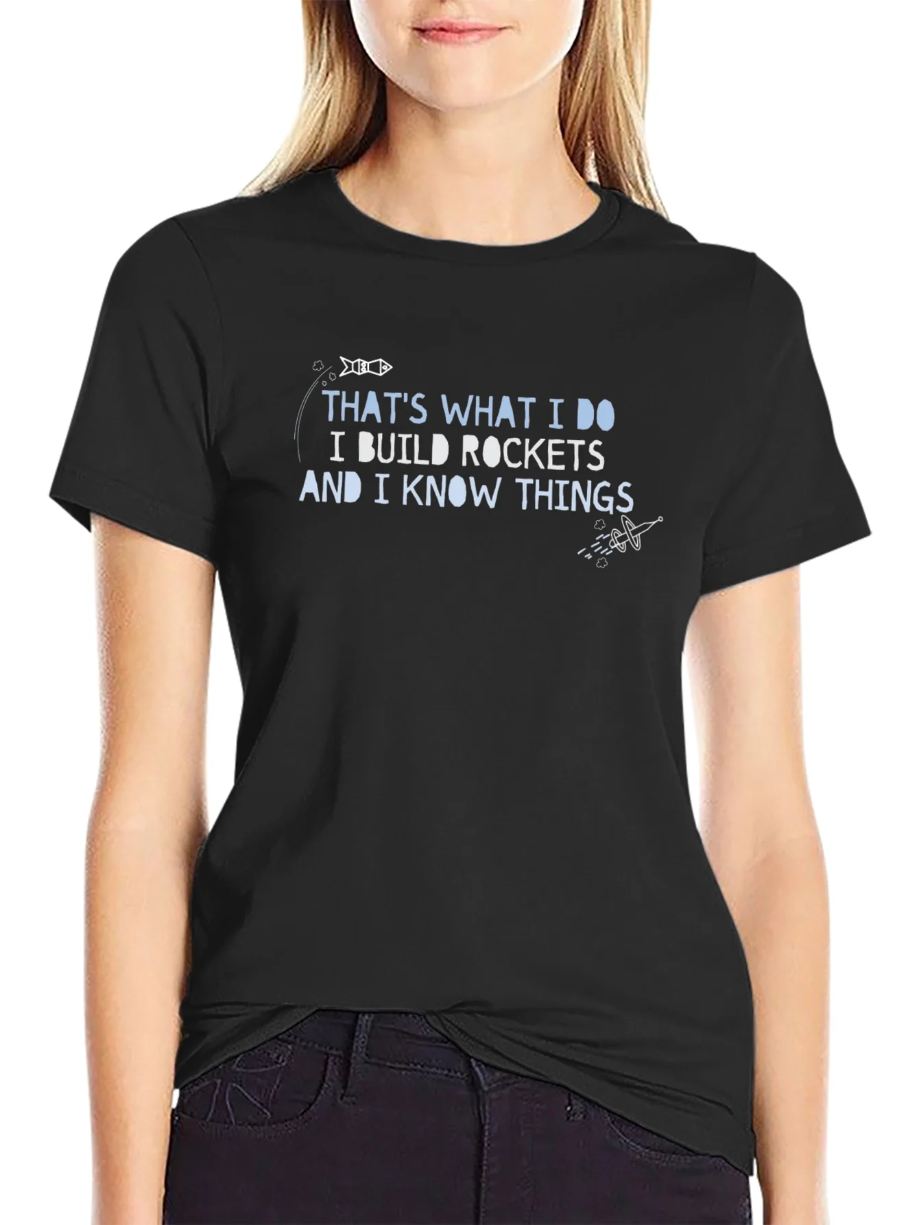 Camiseta Negra con Dise?o Cohetes y Conocimiento