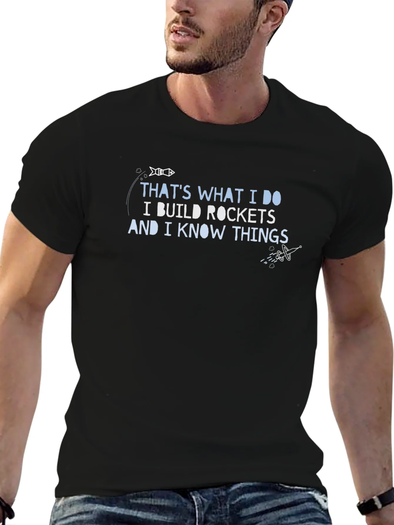Camiseta Negra con Dise?o Cohetes y Conocimiento