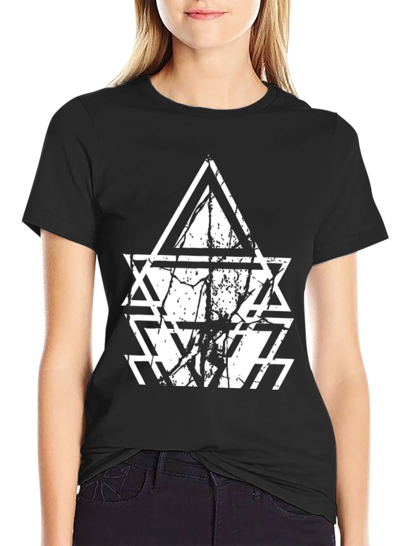 Camiseta Negra con Dise?o Tri¨¢ngulos Abstractos