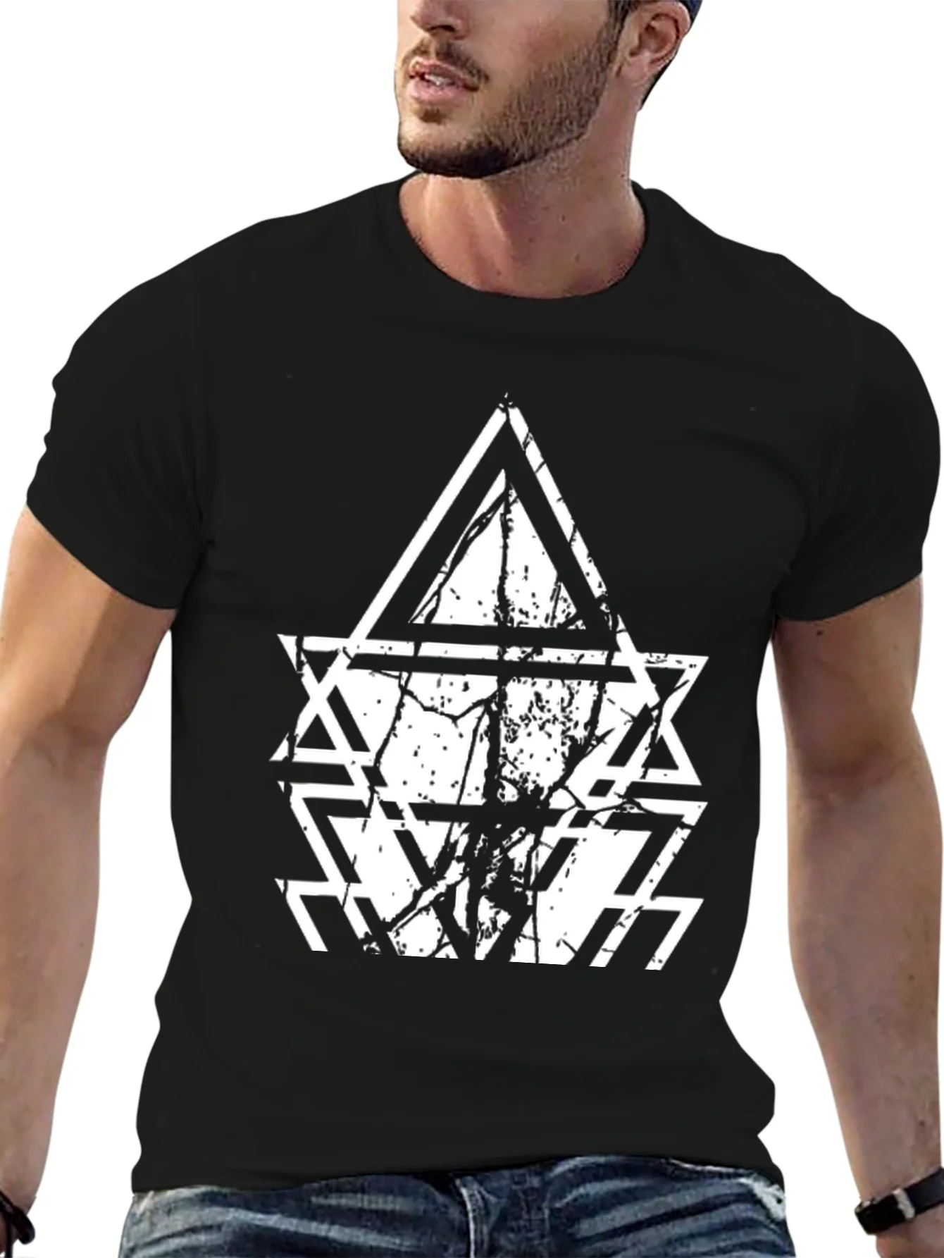 Camiseta Negra con Dise?o Tri¨¢ngulos Abstractos