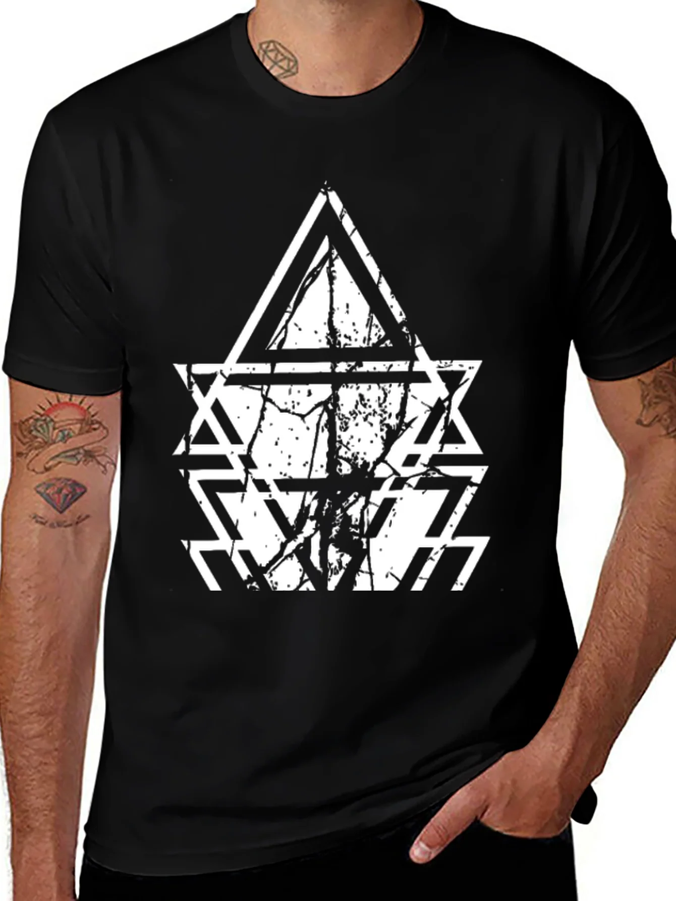 Camiseta Negra con Dise?o Tri¨¢ngulos Abstractos