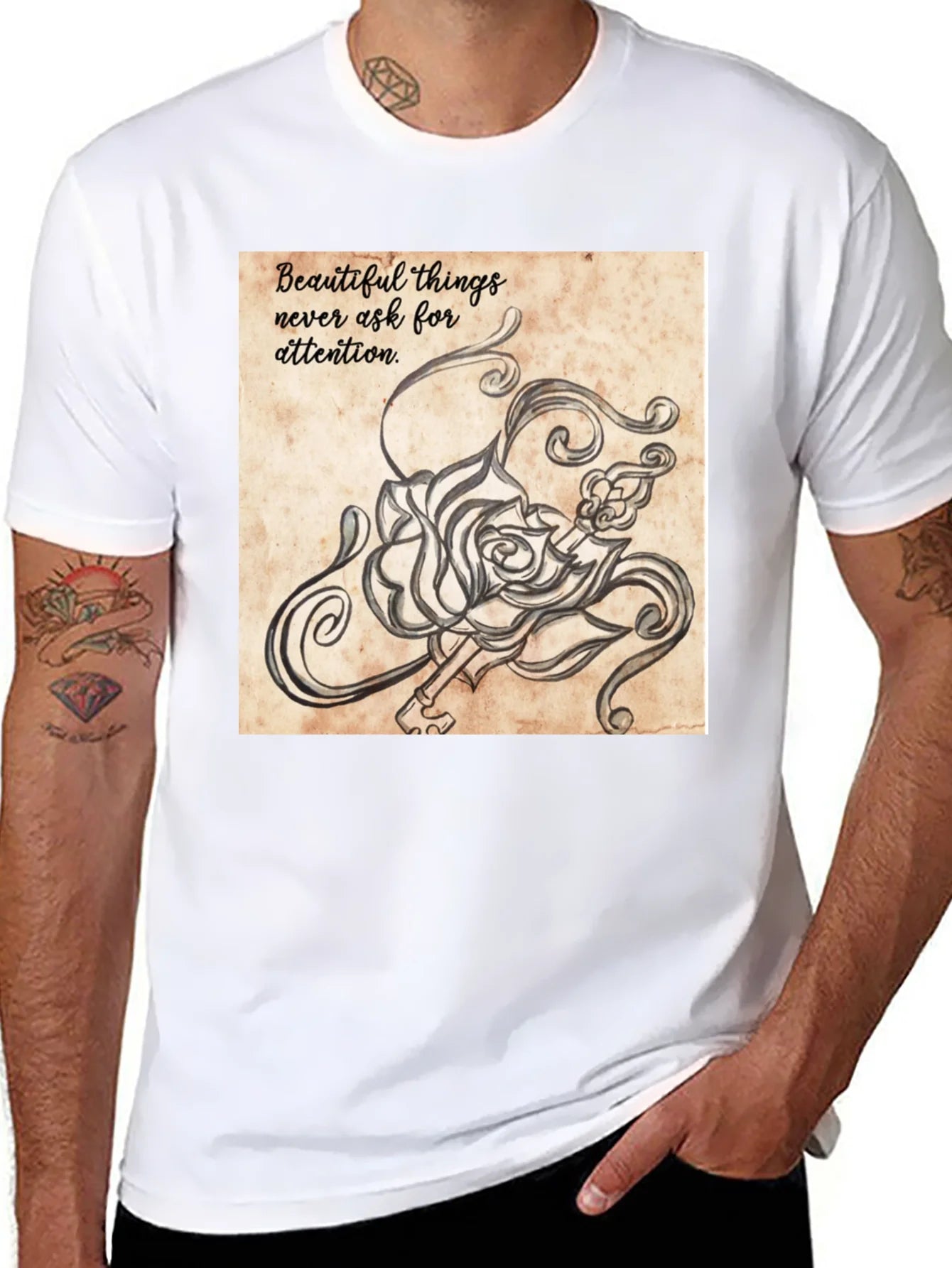 Camiseta Negra con Dise?o Art¨ªstico de Rosa y Llave