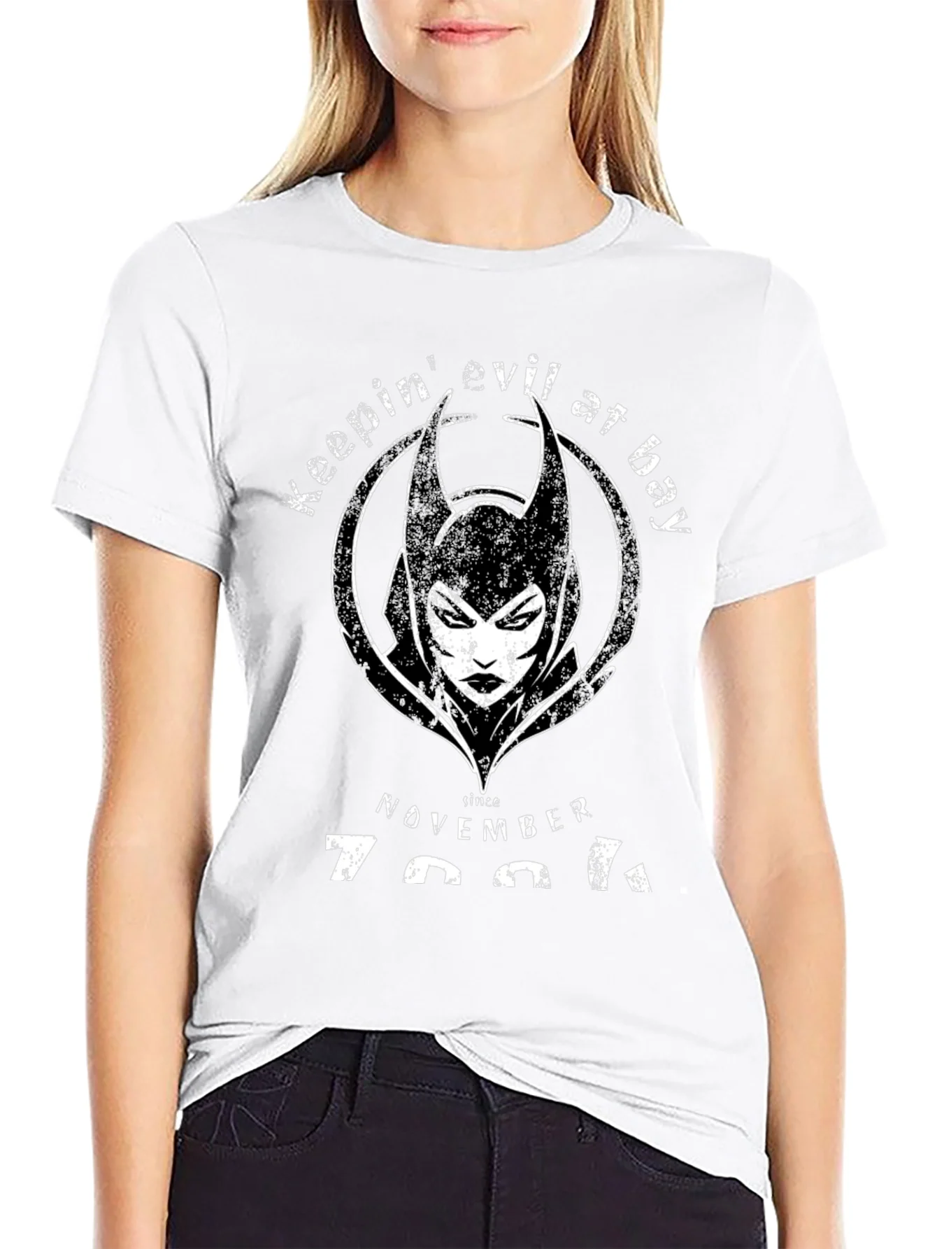 Camiseta Negra Keeping Evil at Bay Noviembre 7991