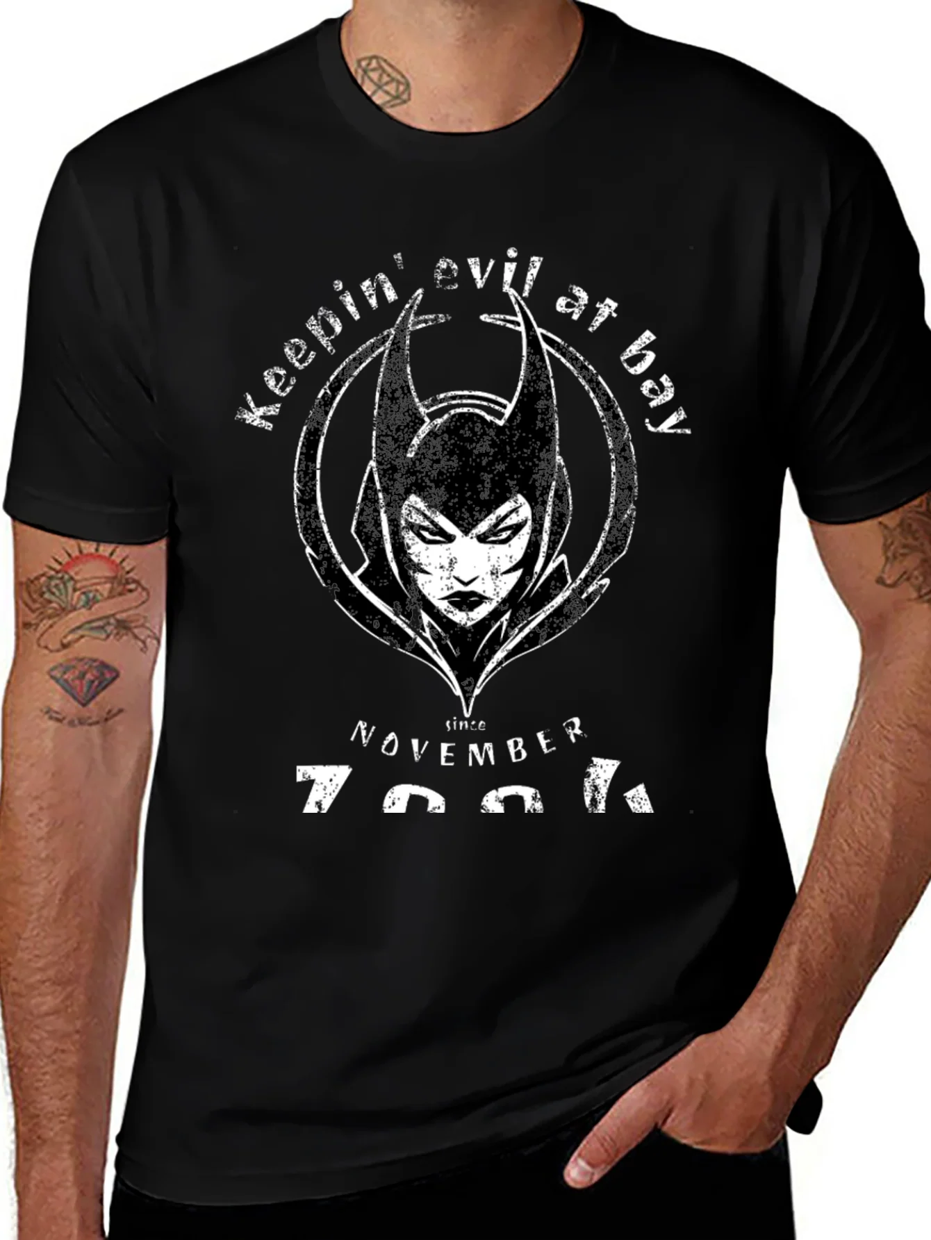 Camiseta Negra Keeping Evil at Bay Noviembre 7991