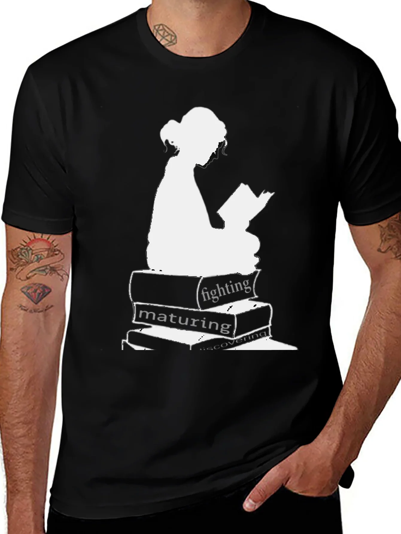 Camiseta Negra con Dise?o de Lectora Apilando Libros