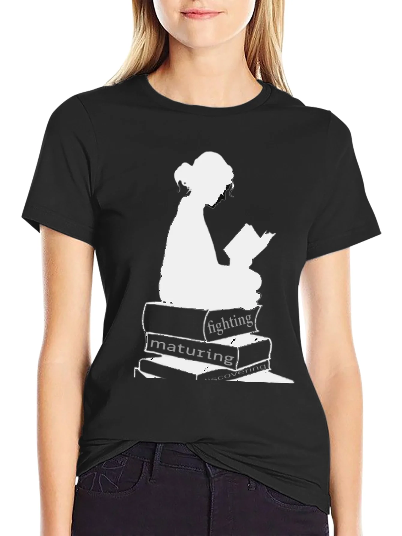 Camiseta Negra con Dise?o de Lectora Apilando Libros