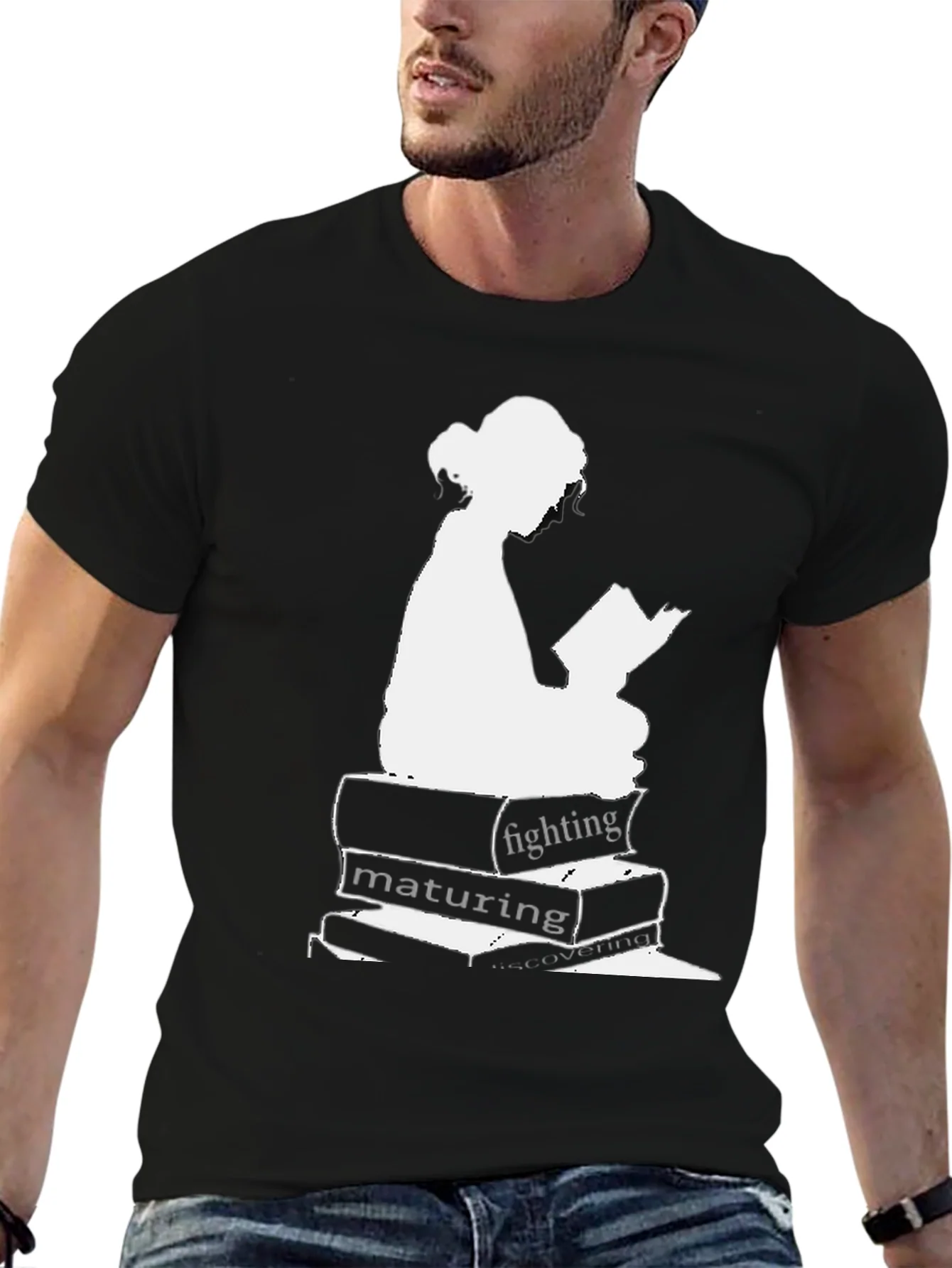 Camiseta Negra con Dise?o de Lectora Apilando Libros
