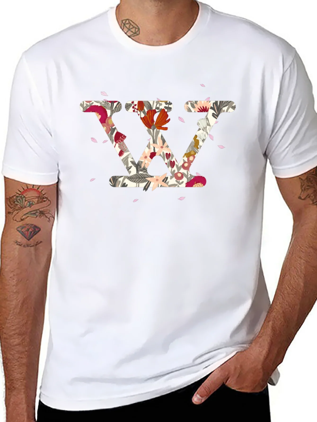 Camiseta Negra con Dise?o Floral Letra W