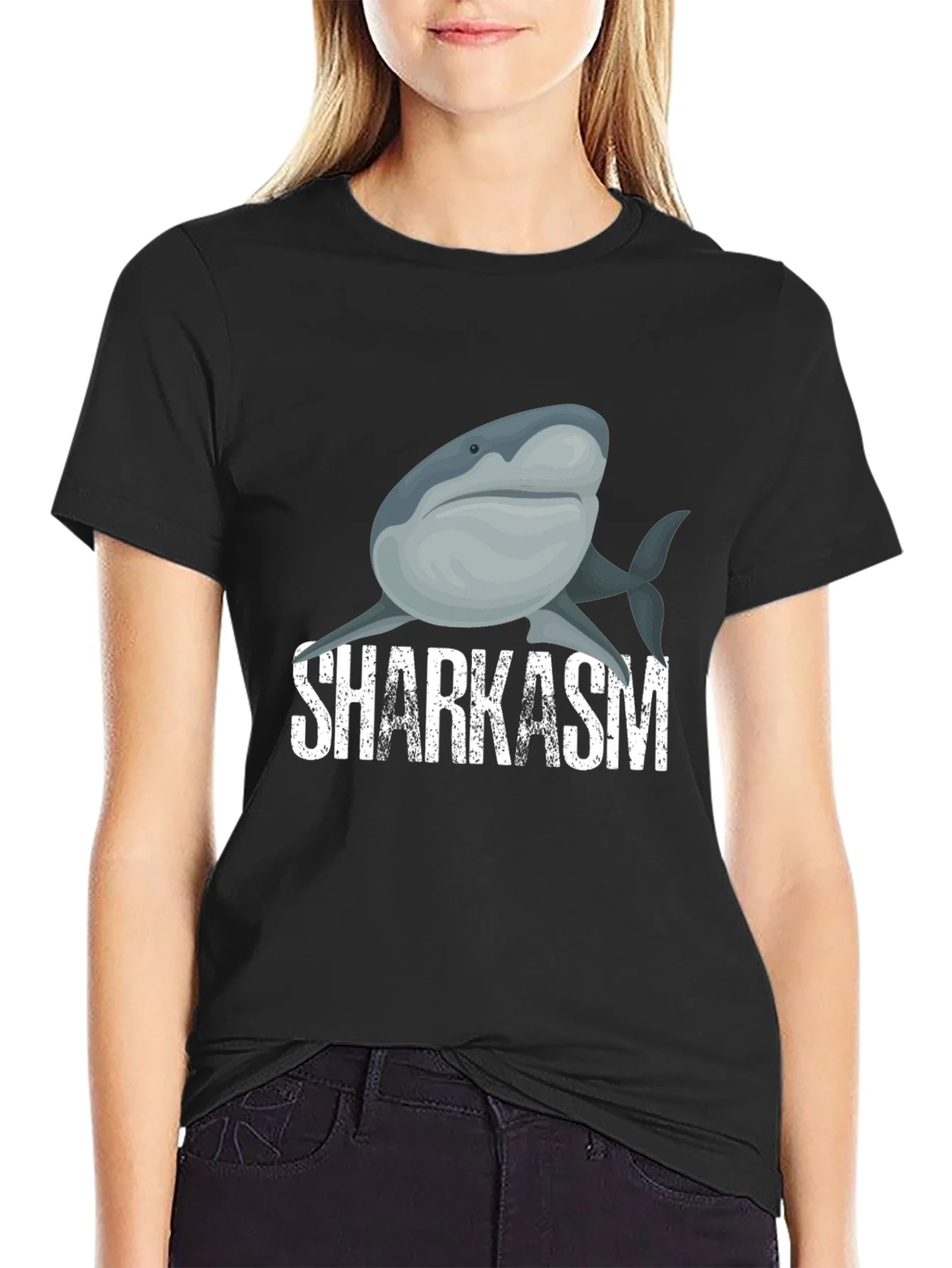 Camiseta Negra con Dise?o de Tibur¨®n y Texto SHARKASM