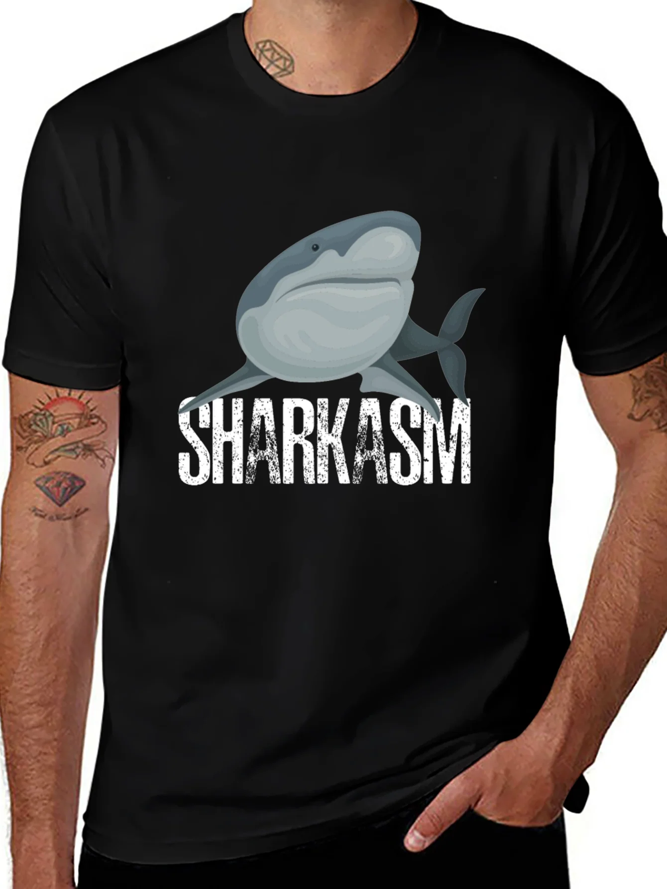 Camiseta Negra con Dise?o de Tibur¨®n y Texto SHARKASM
