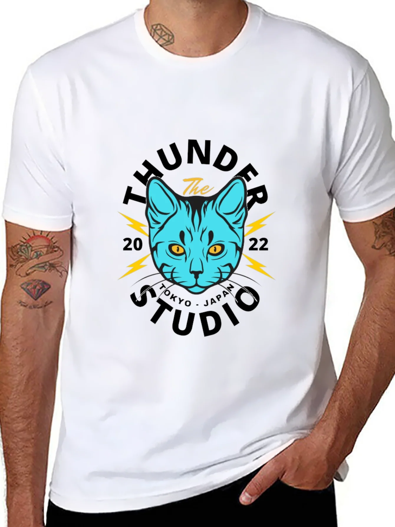 Camiseta Negra con Dise?o de Gato Thunder Studio