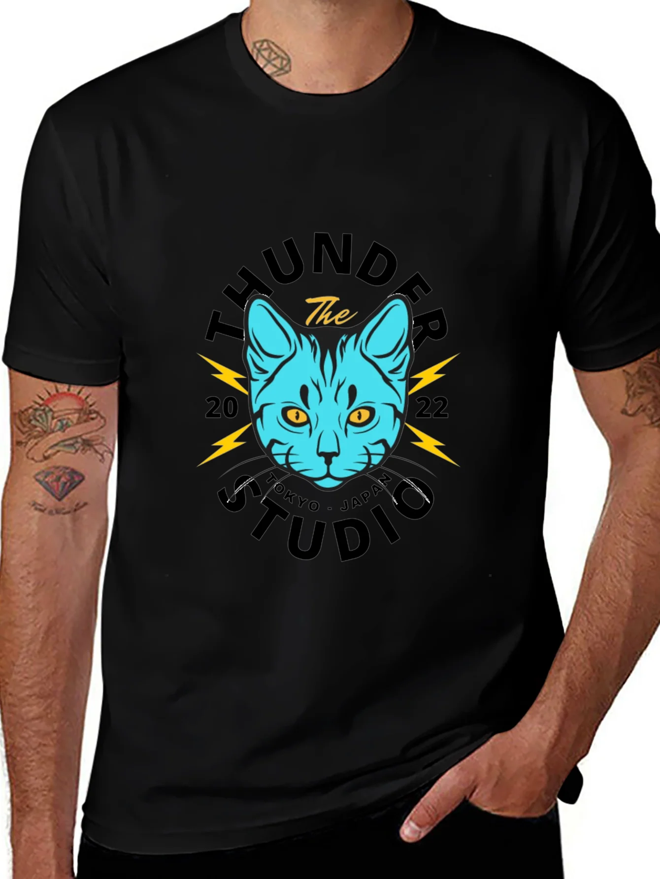 Camiseta Negra con Dise?o de Gato Thunder Studio