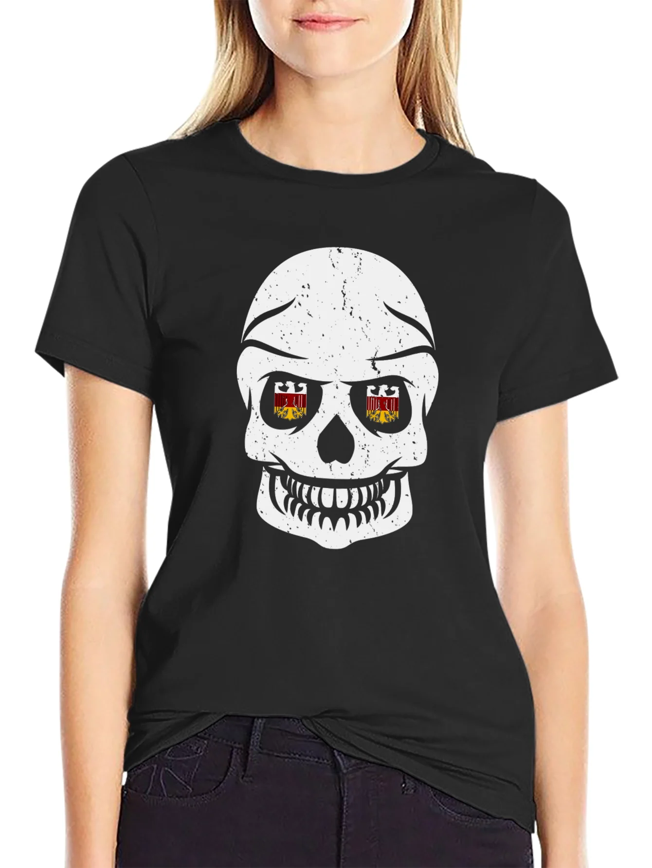 Camiseta Negra con Calavera y Escudos en Ojos