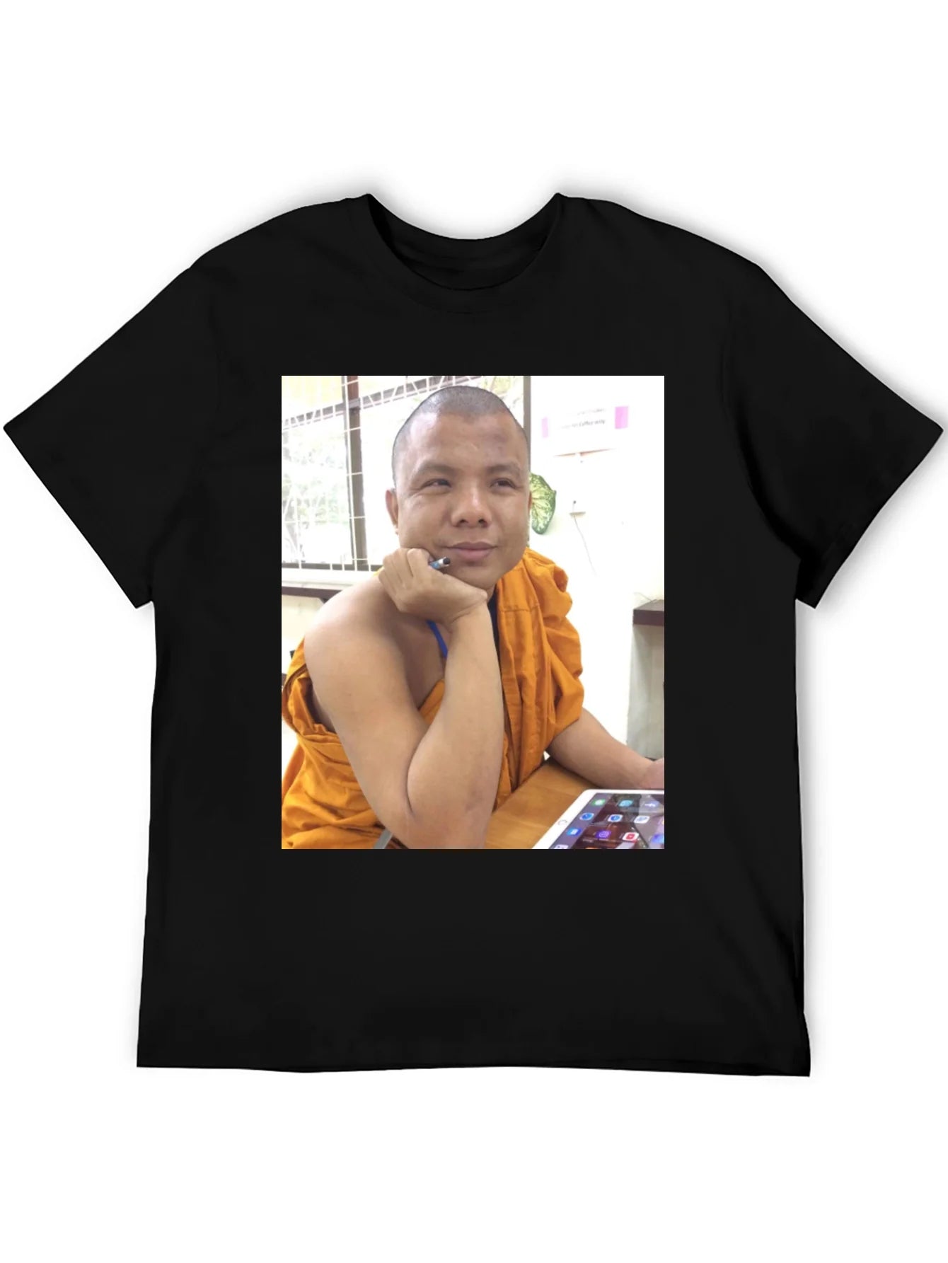 Camiseta Negra con Foto de Monje Digital