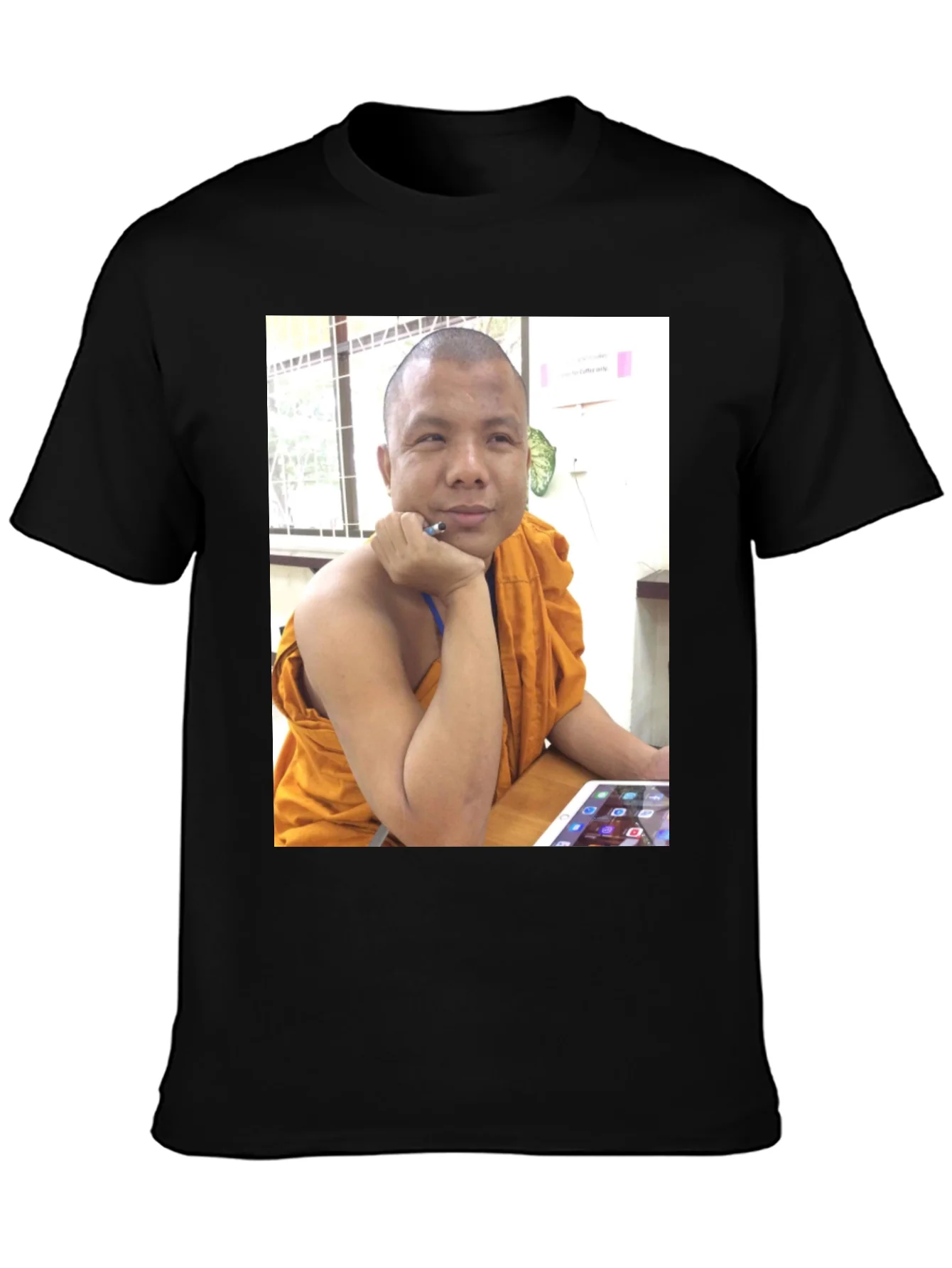 Camiseta Negra con Foto de Monje Digital