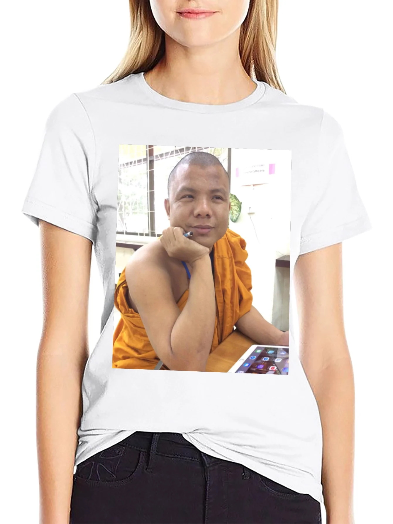 Camiseta Negra con Foto de Monje Digital