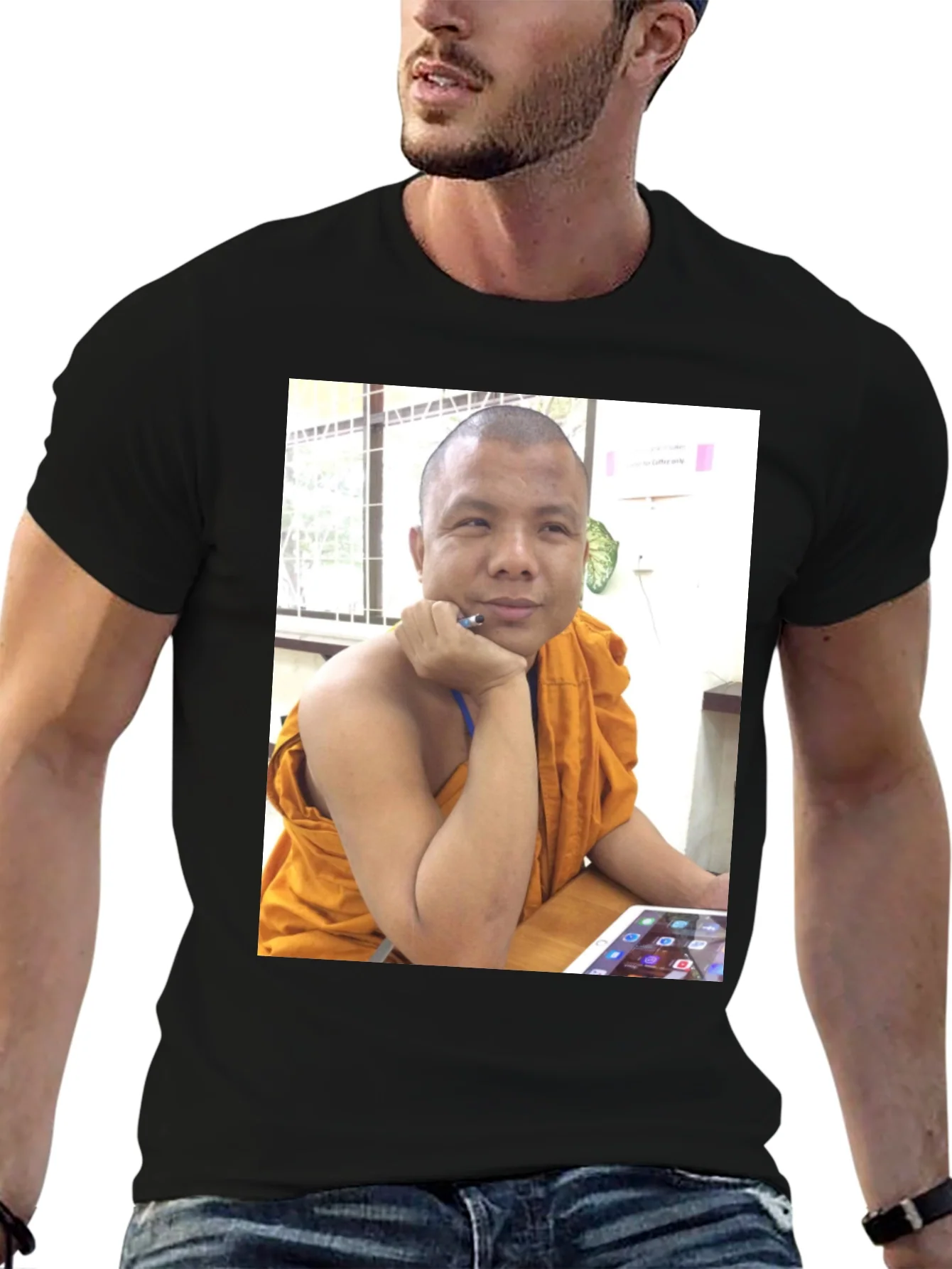 Camiseta Negra con Foto de Monje Digital