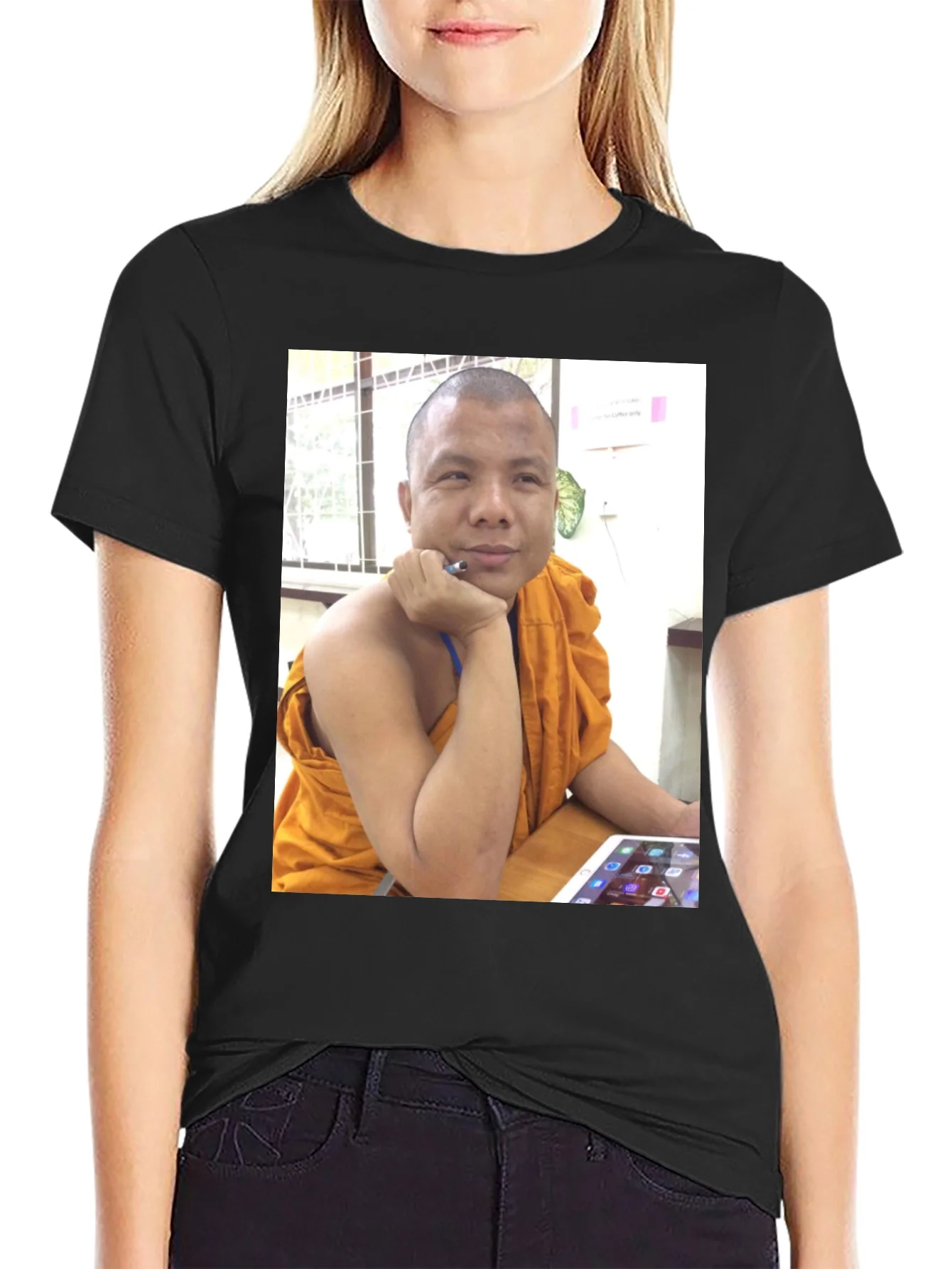 Camiseta Negra con Foto de Monje Digital