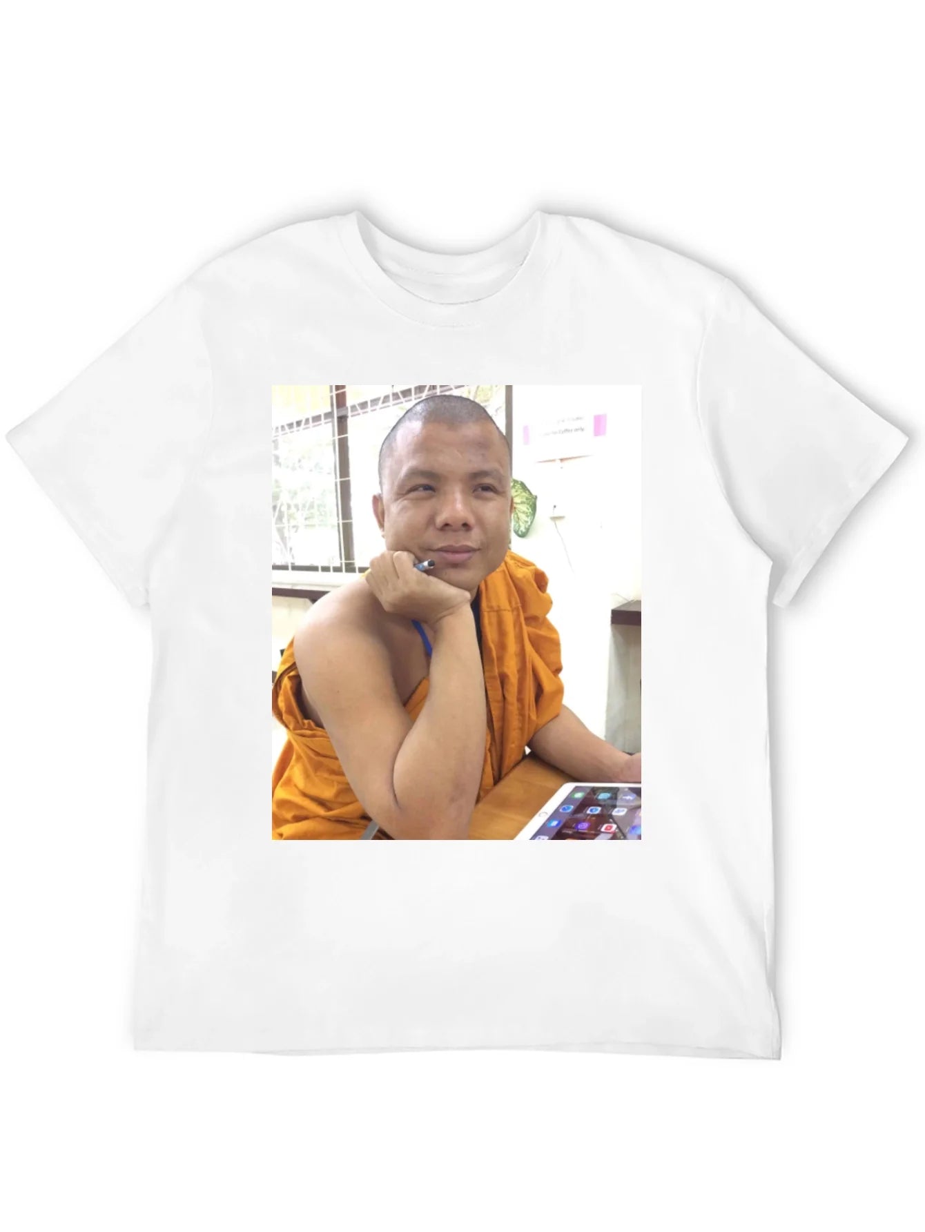 Camiseta Negra con Foto de Monje Digital