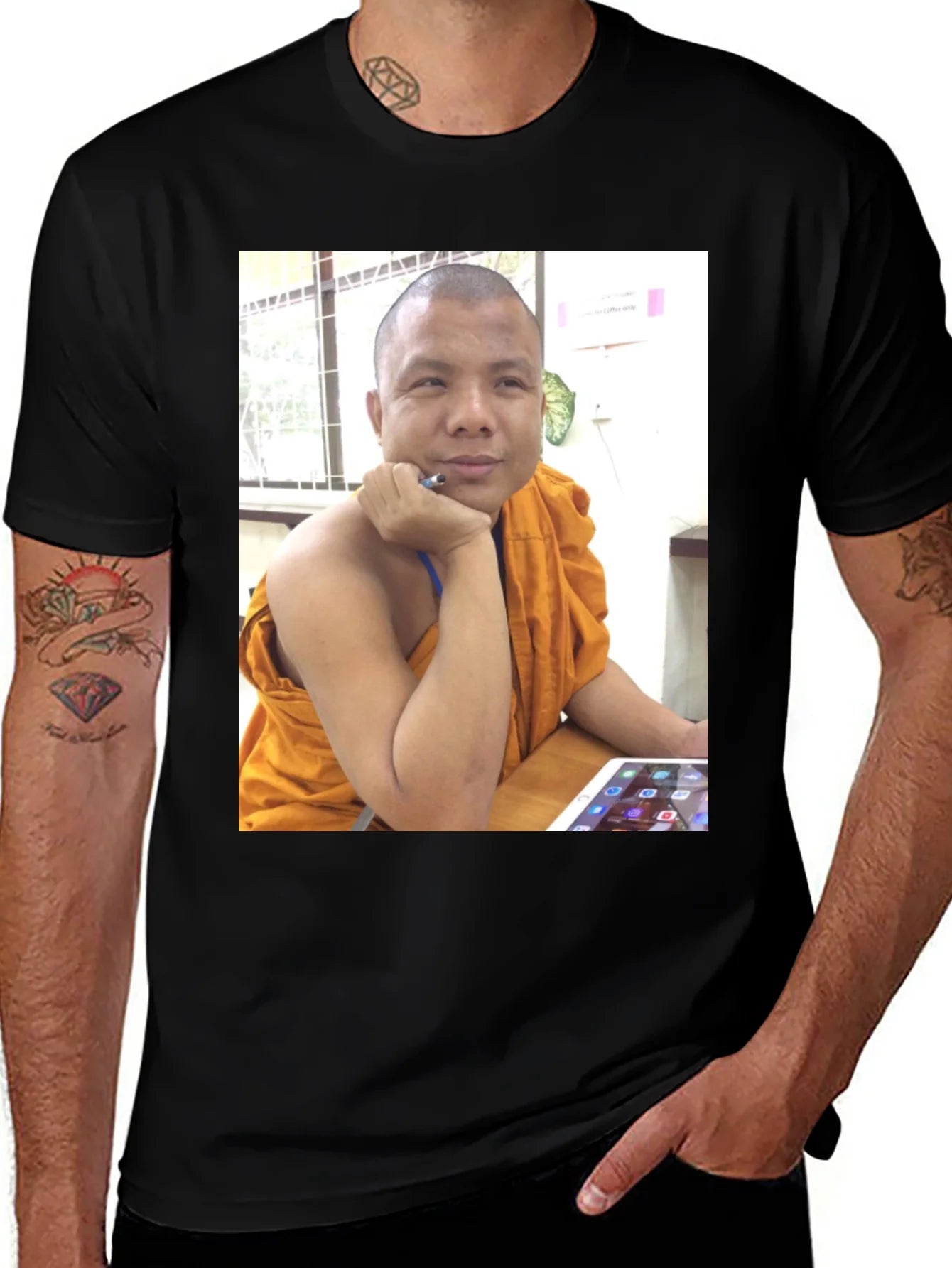 Camiseta Negra con Foto de Monje Digital