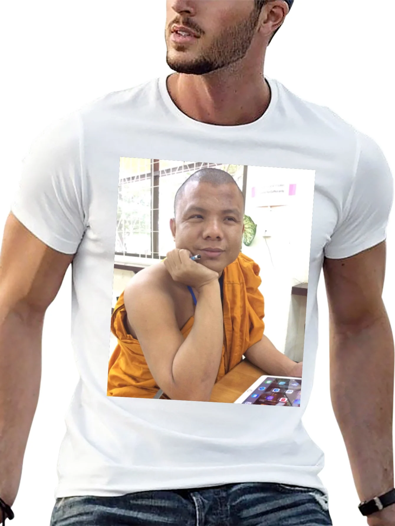 Camiseta Negra con Foto de Monje Digital