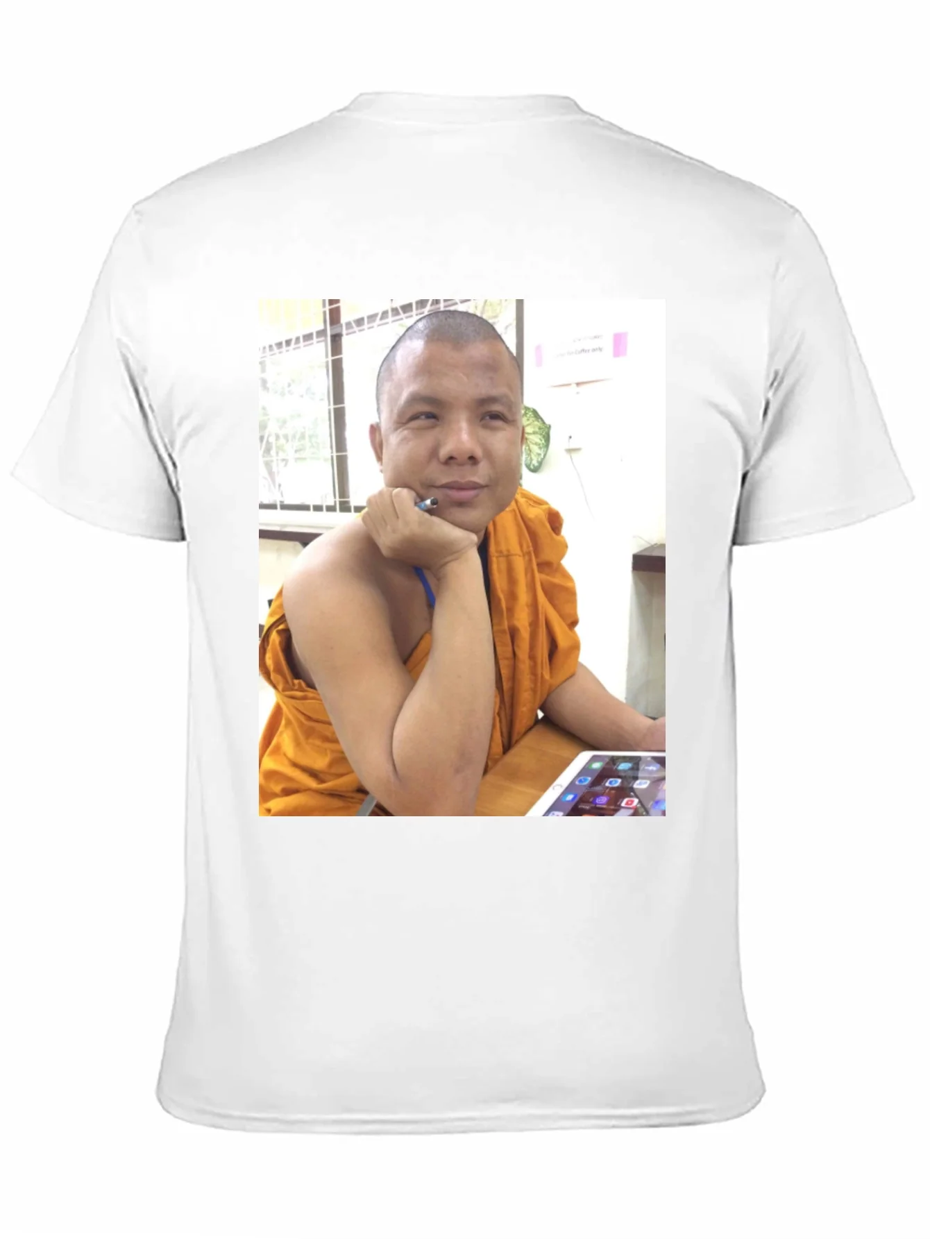 Camiseta Negra con Foto de Monje Digital
