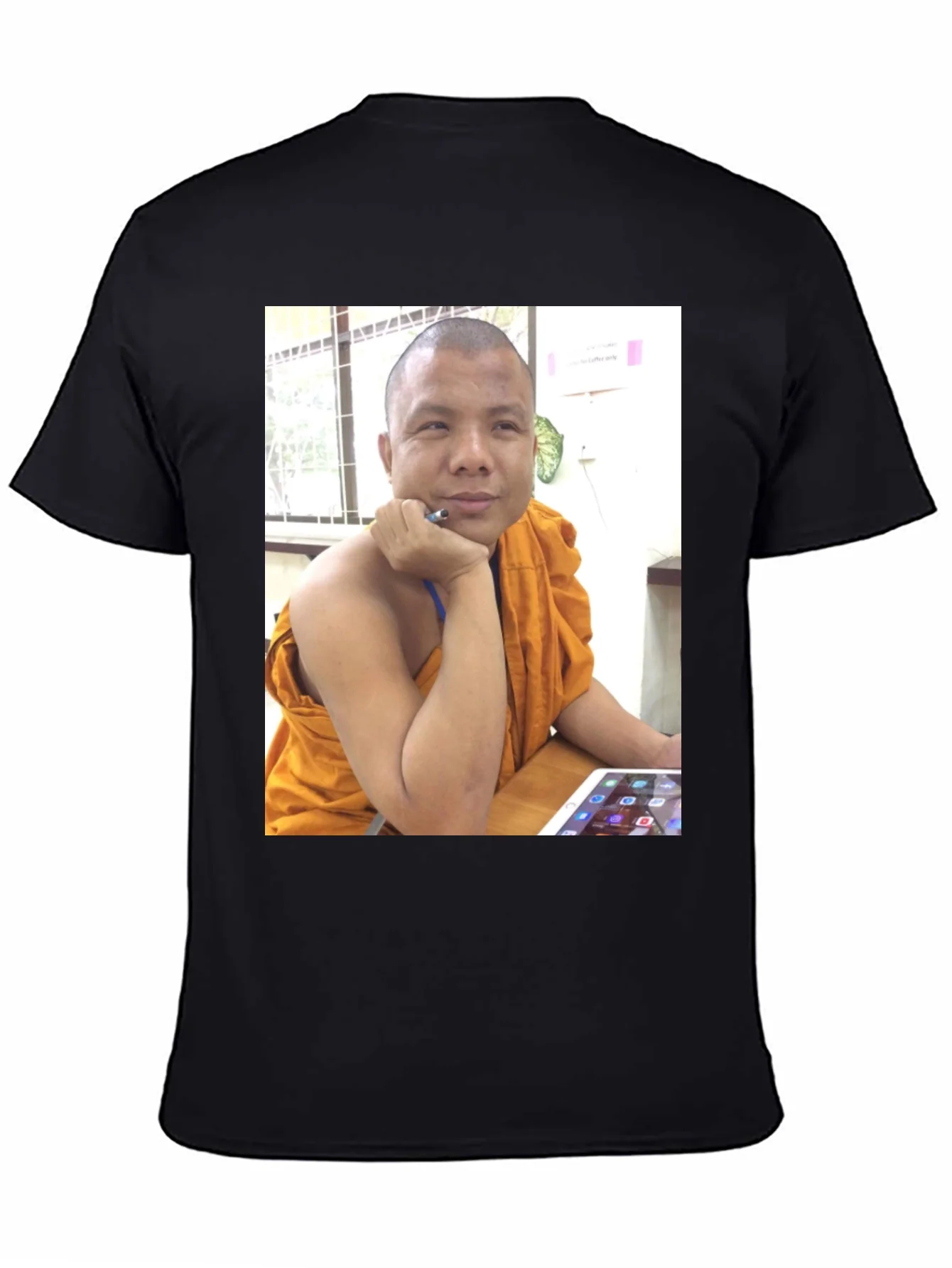 Camiseta Negra con Foto de Monje Digital
