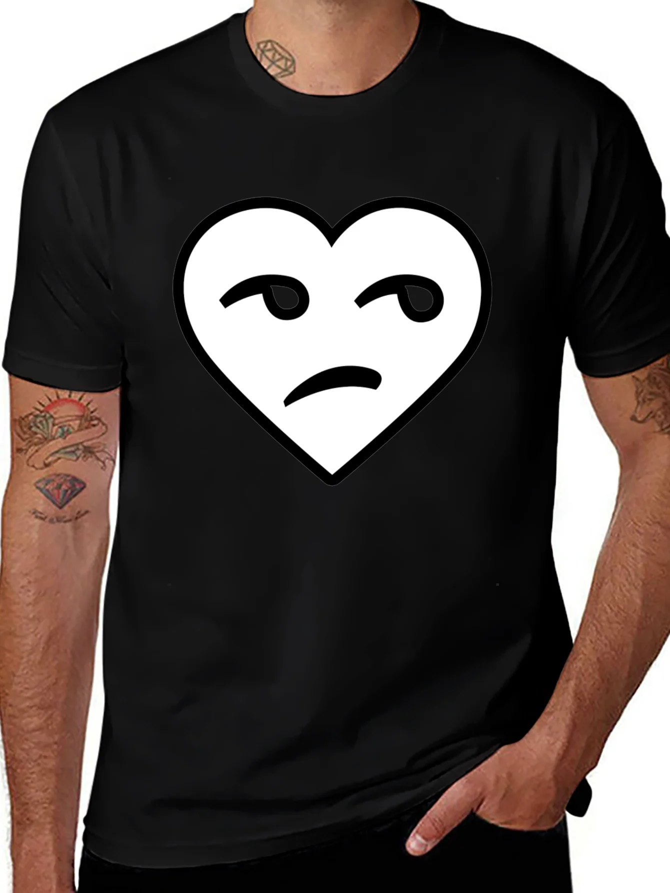 Camiseta Negra Coraz¨®n con Cara Desconfiada