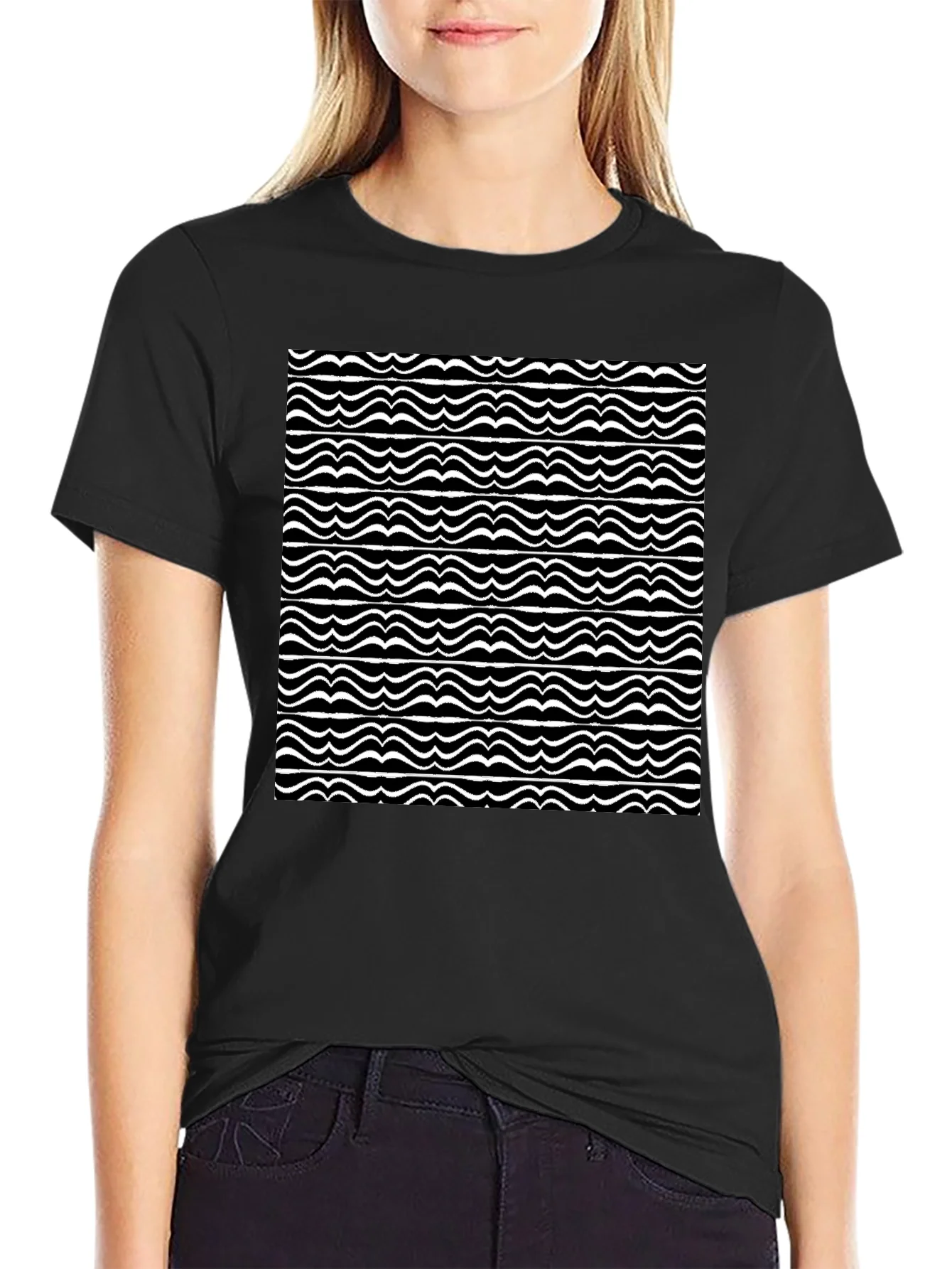 Camiseta Negra con Ondas Abstractas Blancas