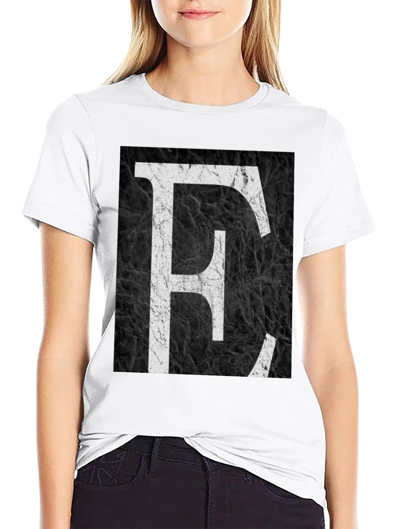 Camiseta Negra con Letra E en Blanco Estilo Grunge