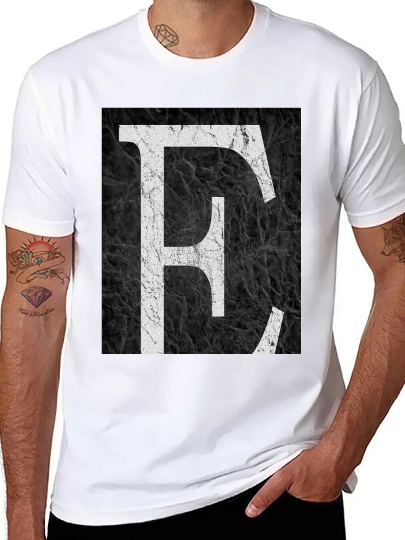 Camiseta Negra con Letra E en Blanco Estilo Grunge