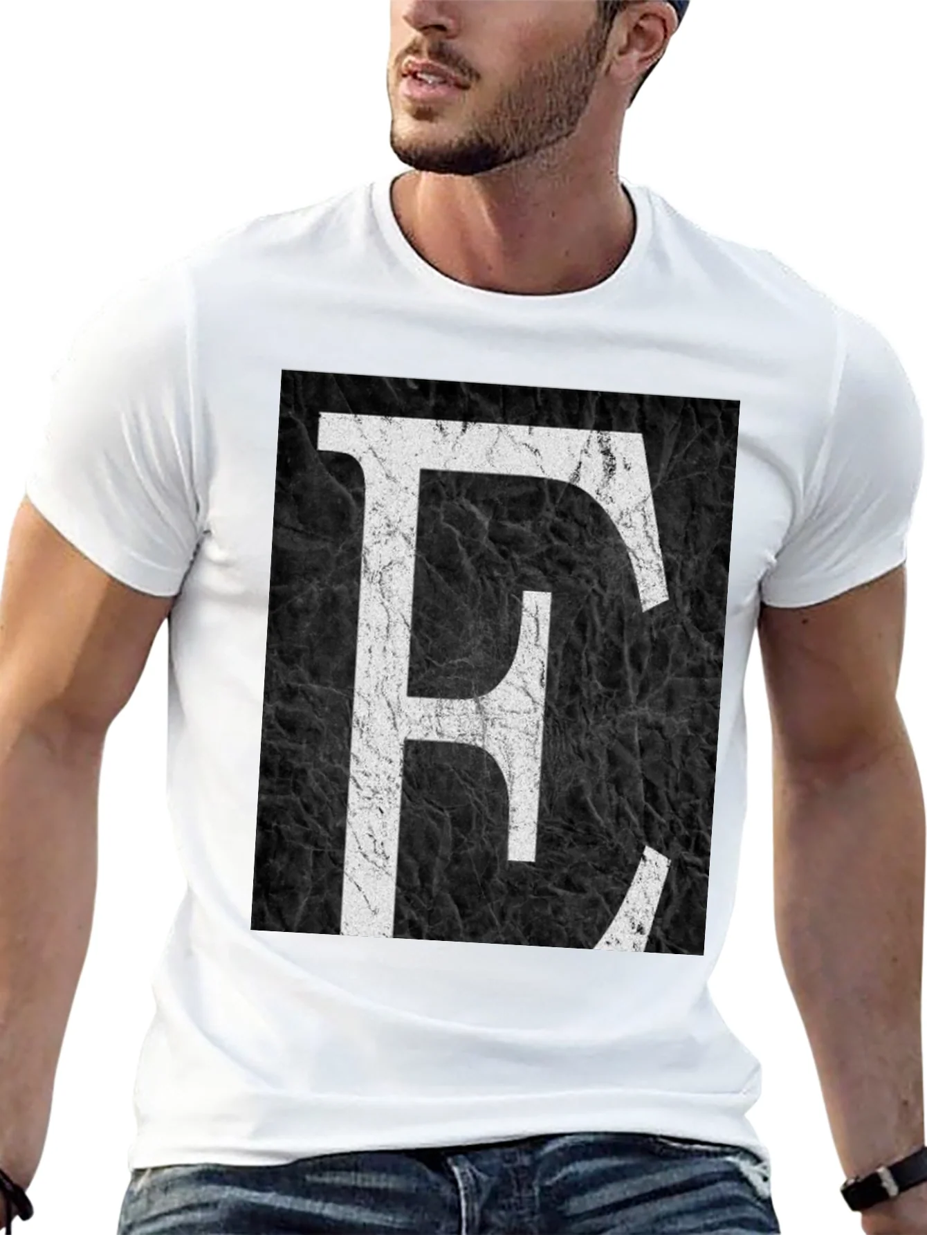 Camiseta Negra con Letra E en Blanco Estilo Grunge