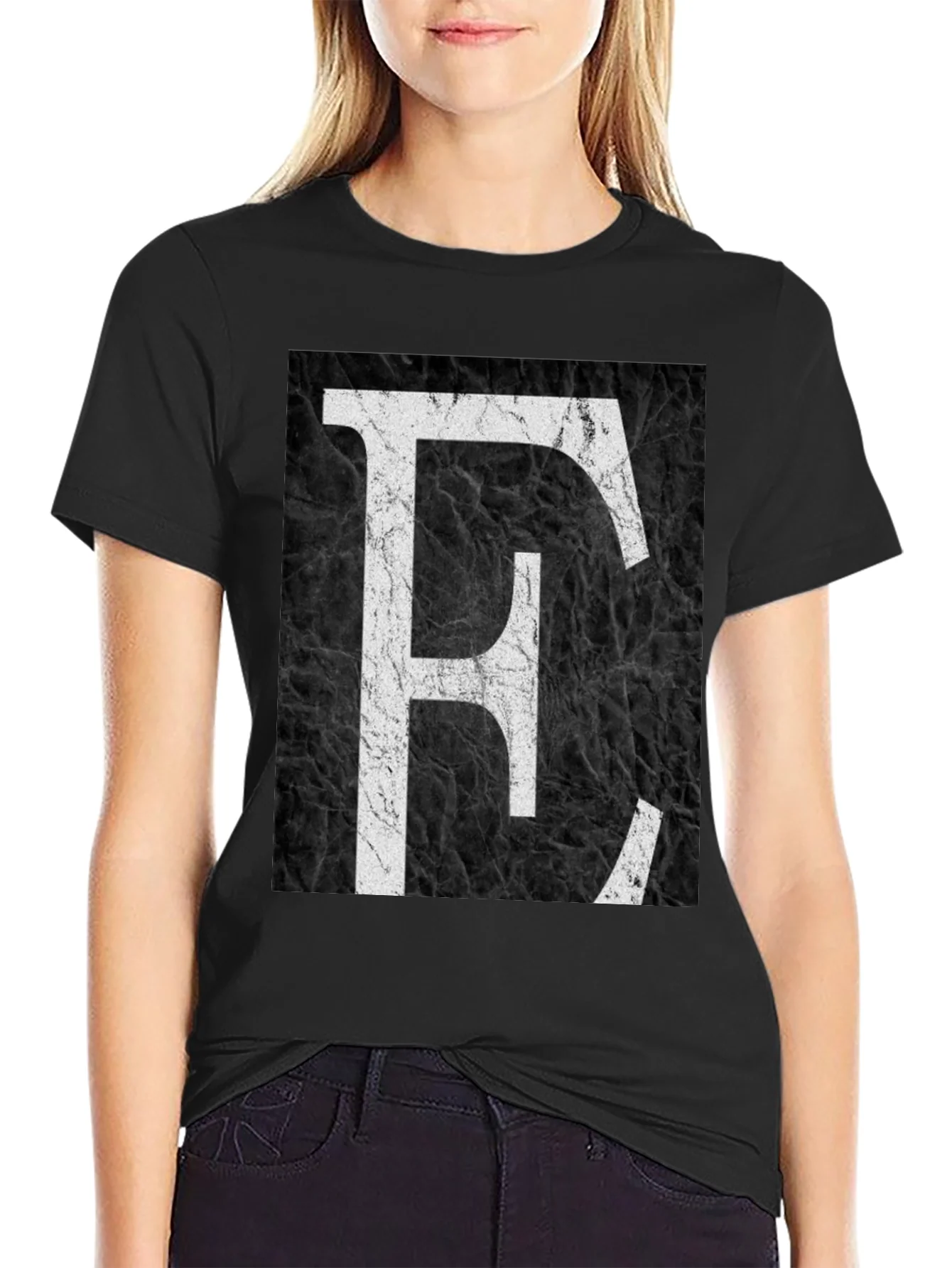 Camiseta Negra con Letra E en Blanco Estilo Grunge