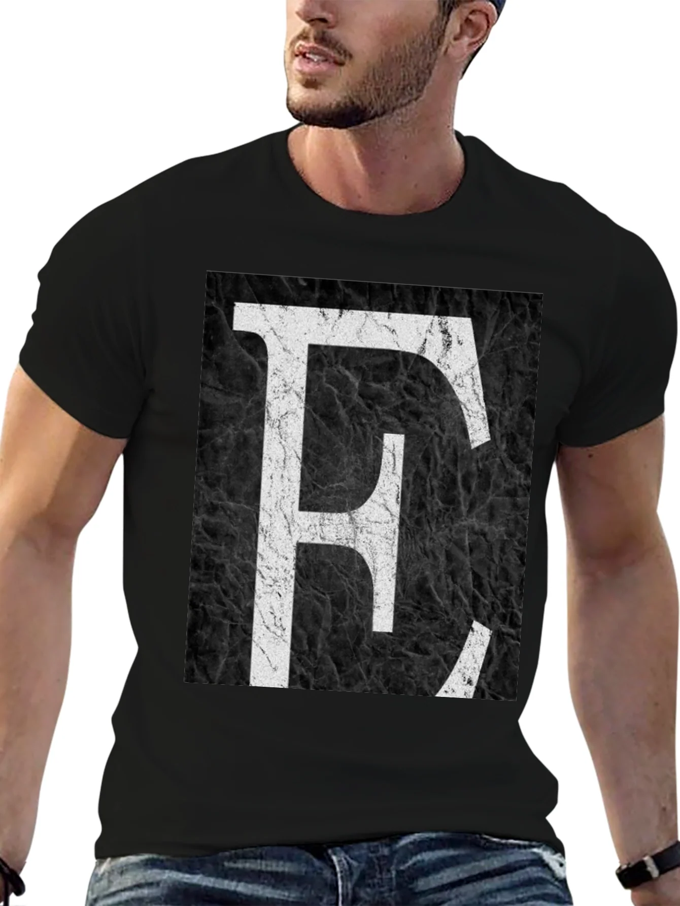 Camiseta Negra con Letra E en Blanco Estilo Grunge