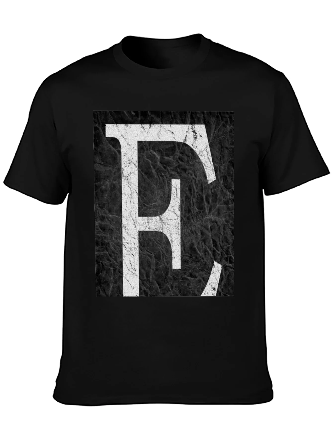 Camiseta Negra con Letra E en Blanco Estilo Grunge