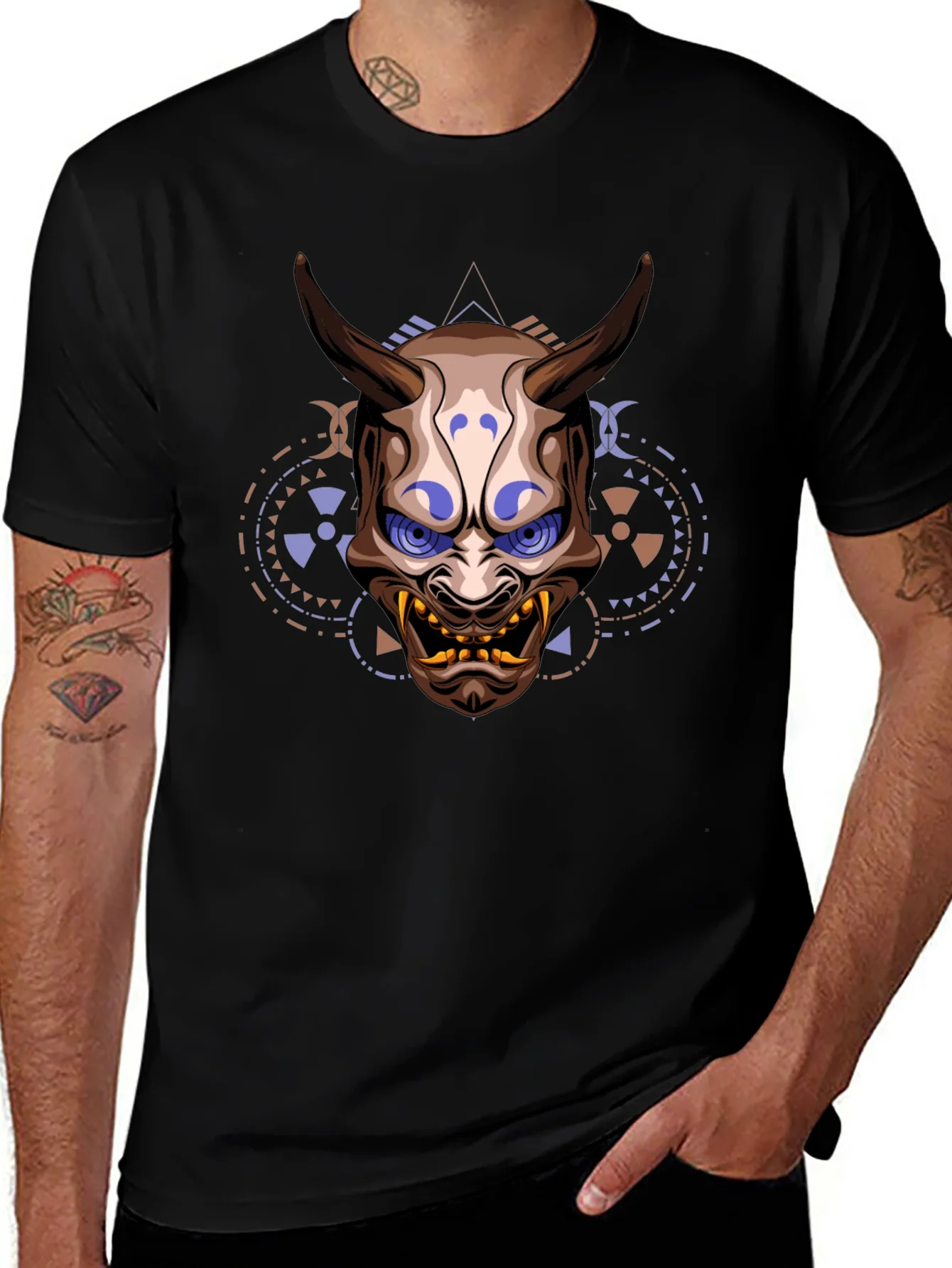 Camiseta Negra Estampada con M¨¢scara Oni