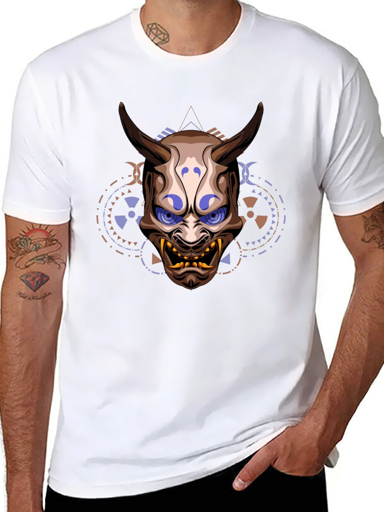 Camiseta Negra Estampada con M¨¢scara Oni