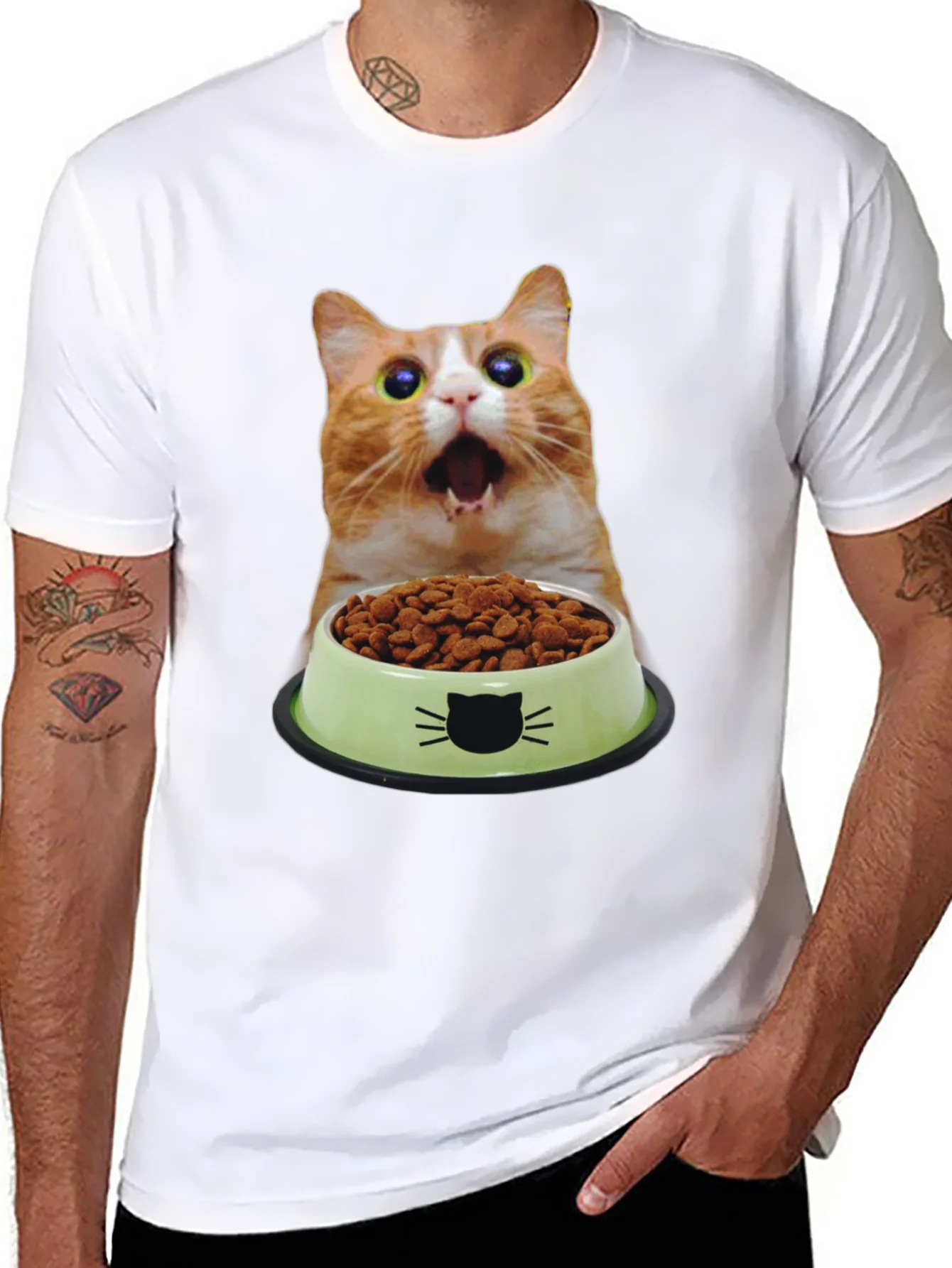 Camiseta Negra con Dise?o Gato Sorprendido y Comida