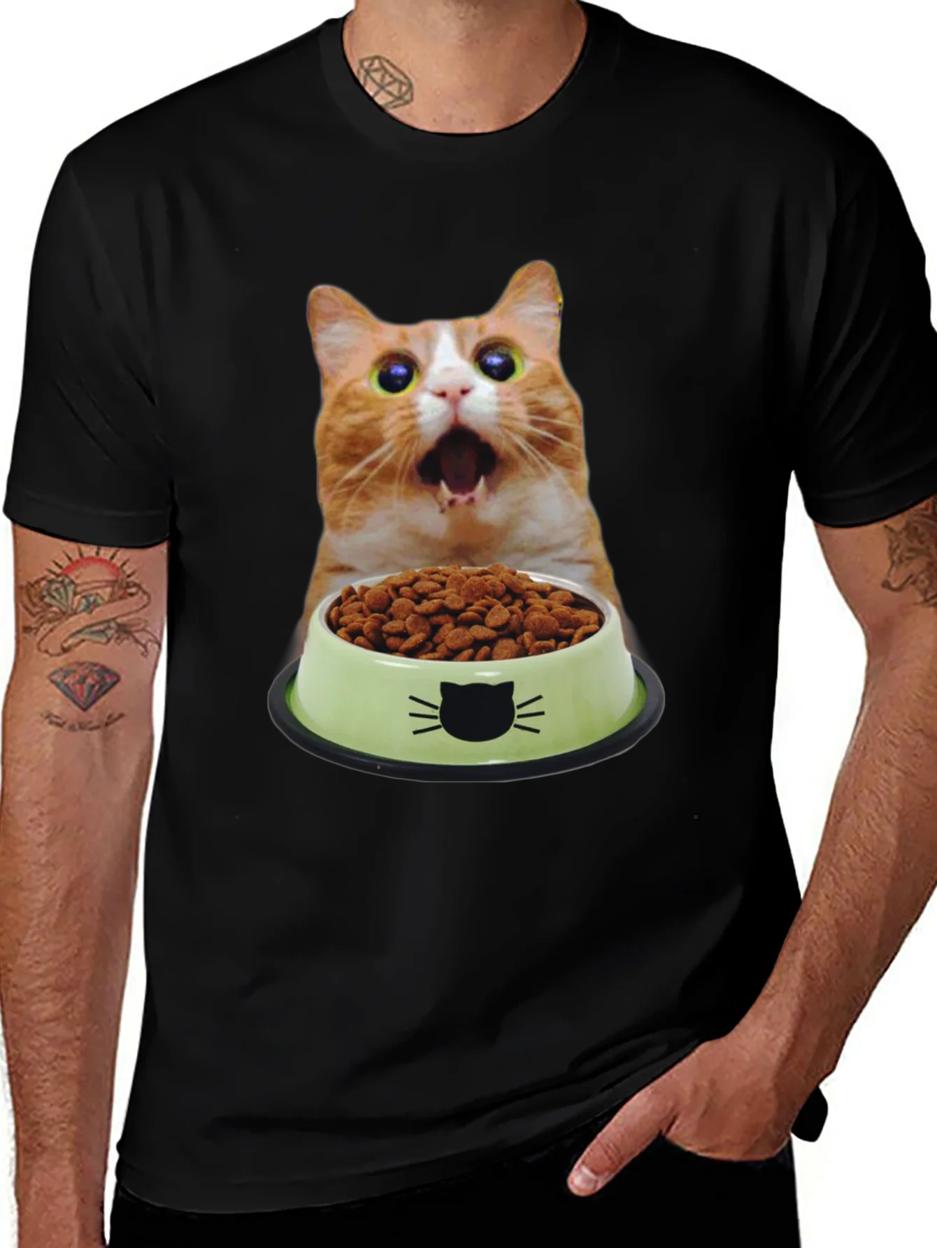 Camiseta Negra con Dise?o Gato Sorprendido y Comida