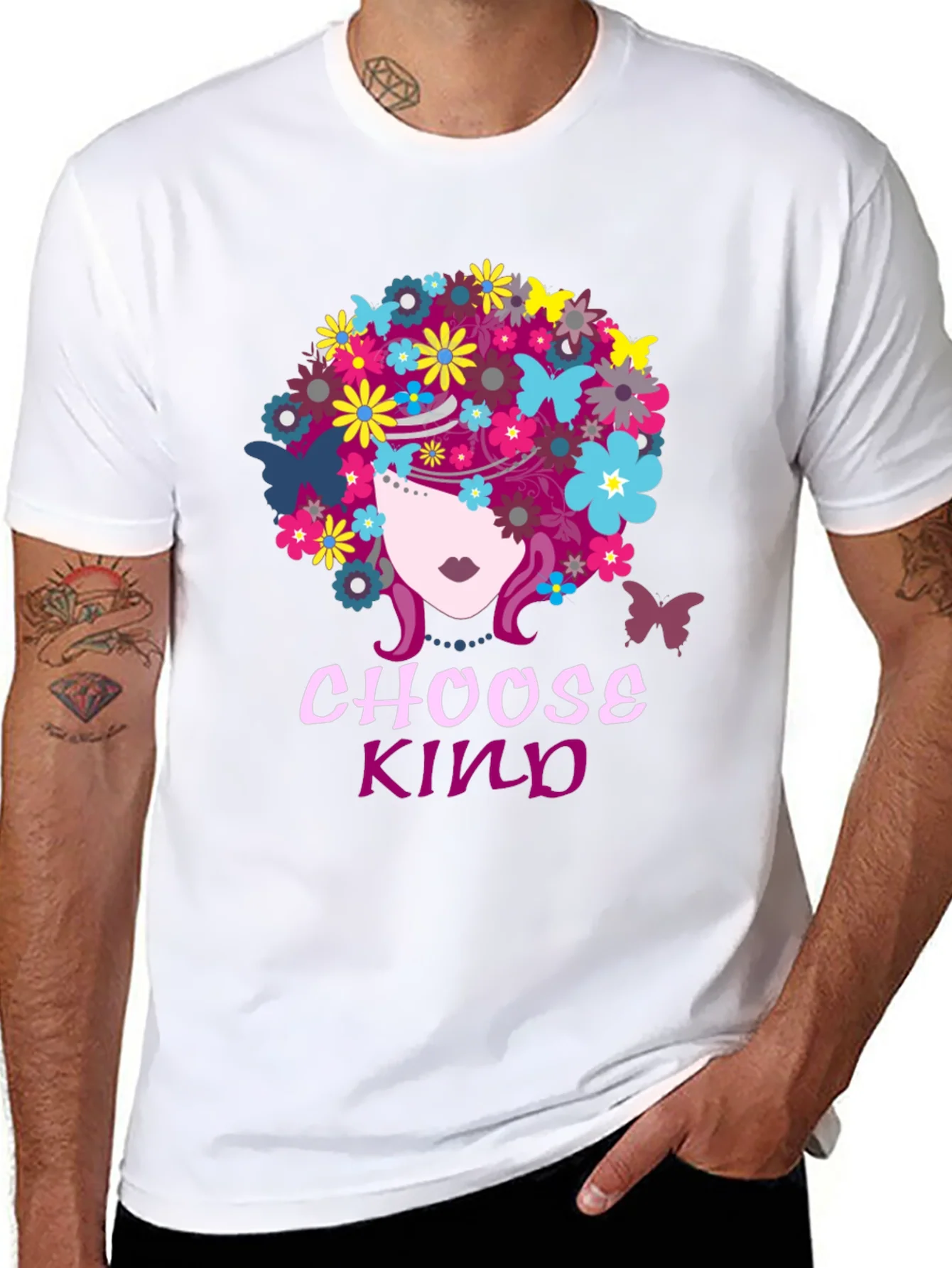 Camiseta Negra Choose Kind con Flores y Mariposas